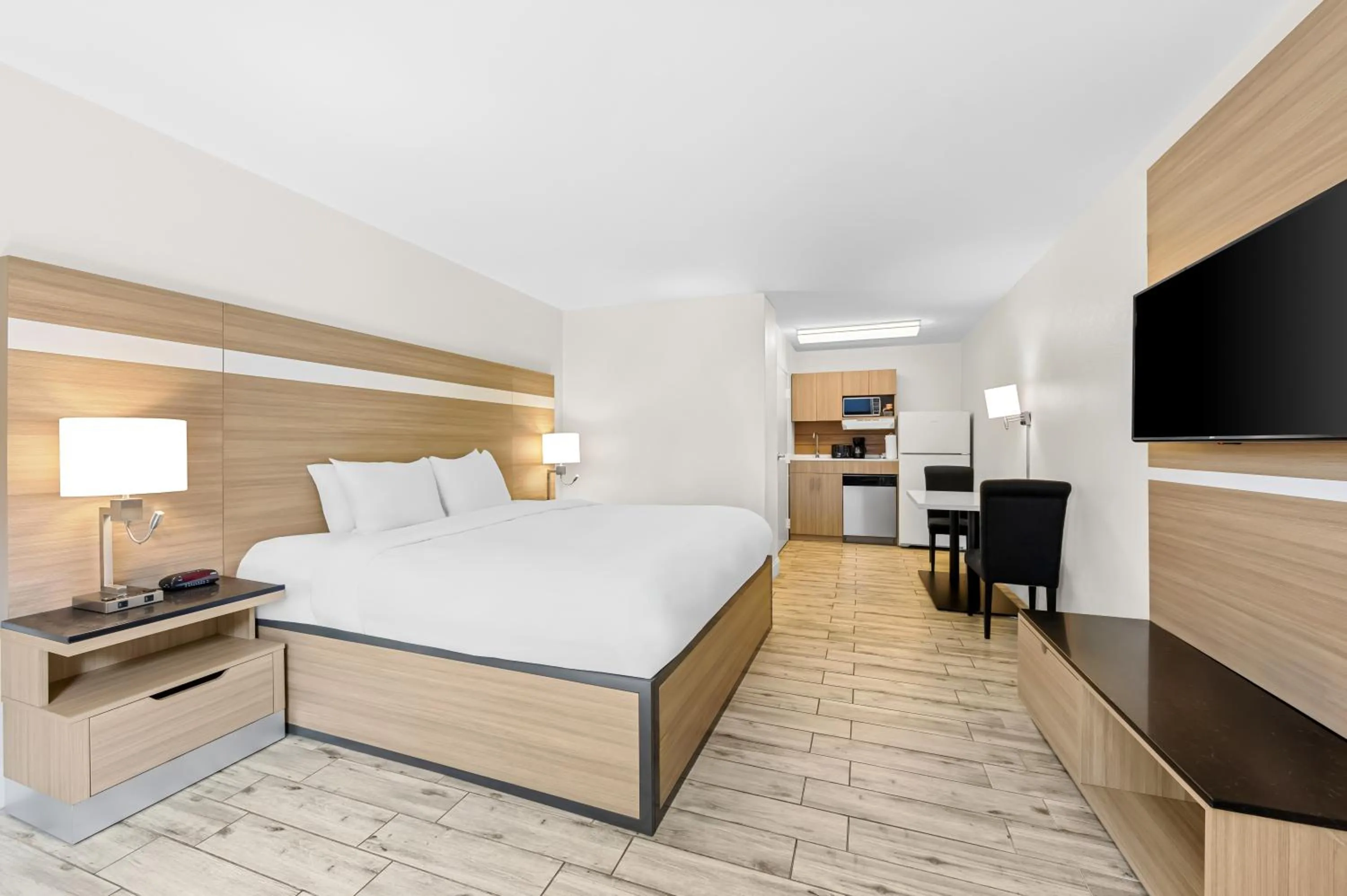 King Room with Roll-In Shower - Disability Access/Non Smoking in MainStay Suites Knoxville - Cedar Bluff