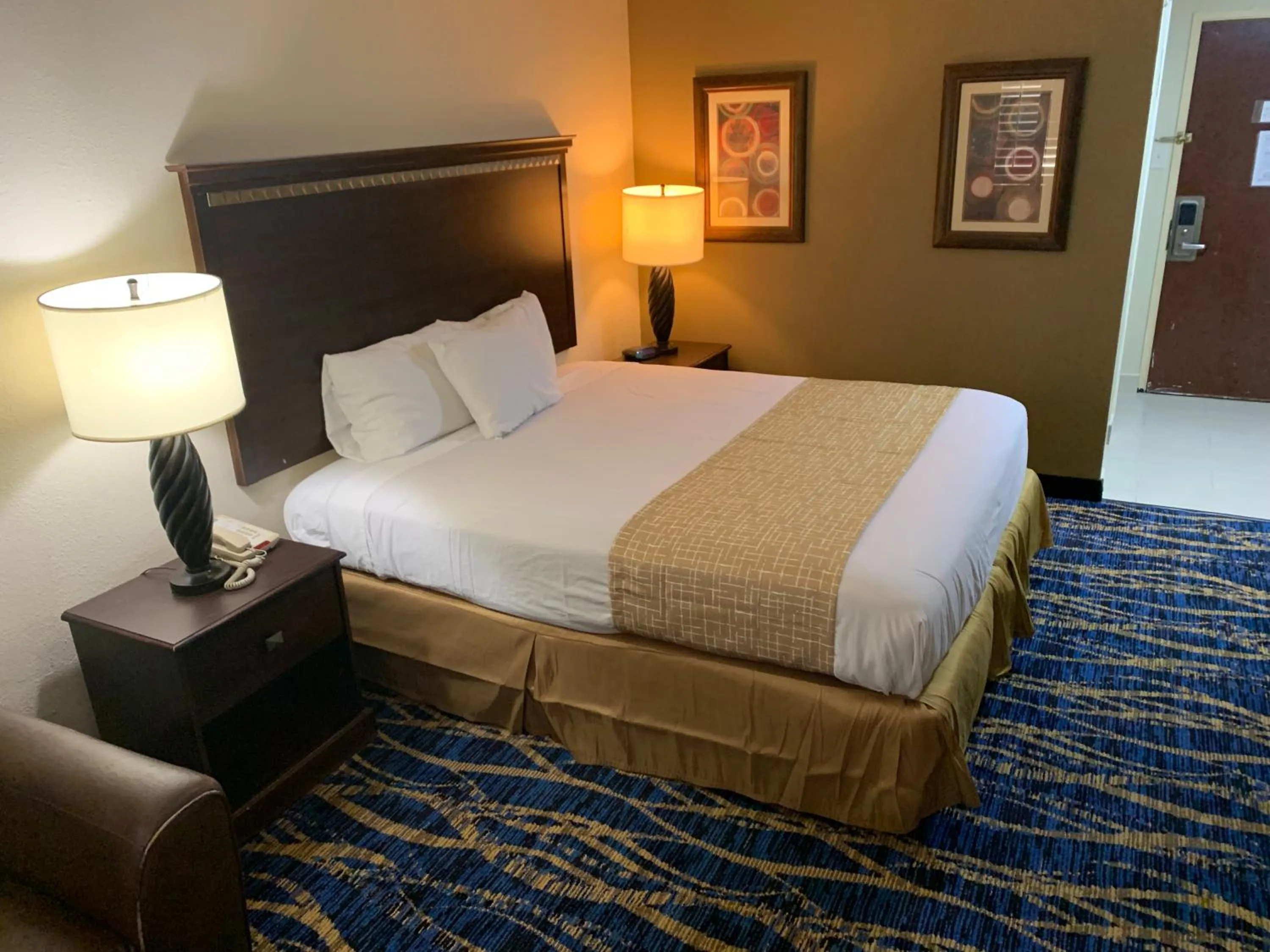 Deluxe King Room - Non-Smoking in Travelodge by Wyndham Odessa