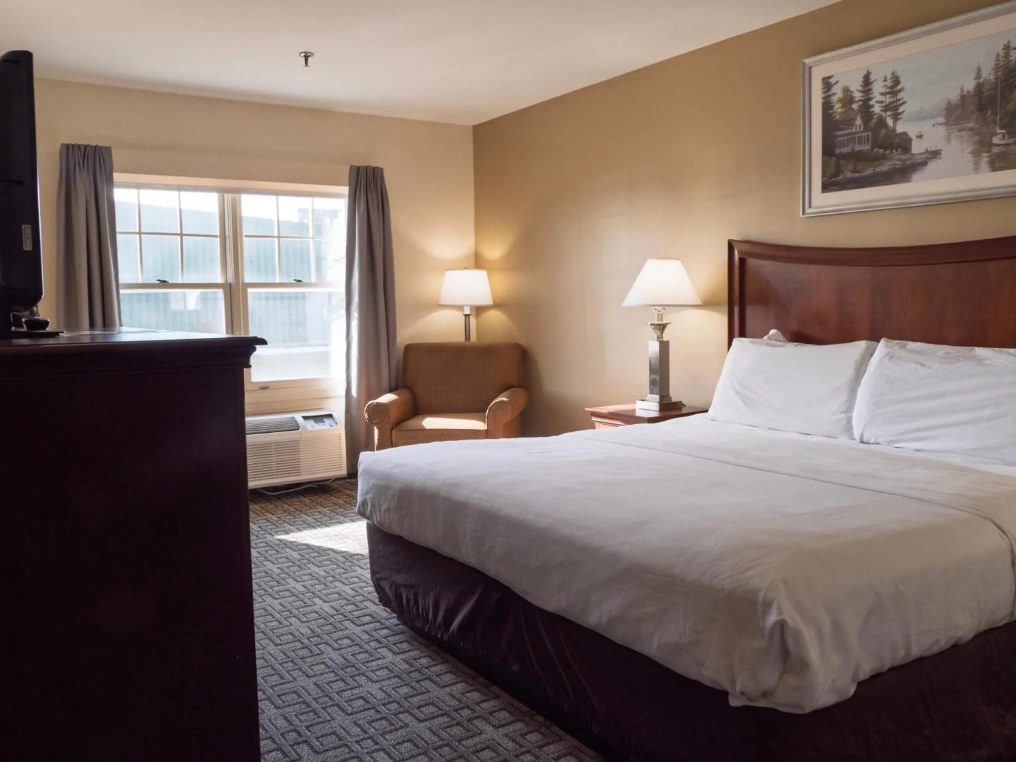 Standard King Room - Non-Smoking  in Country Inn at the Mall