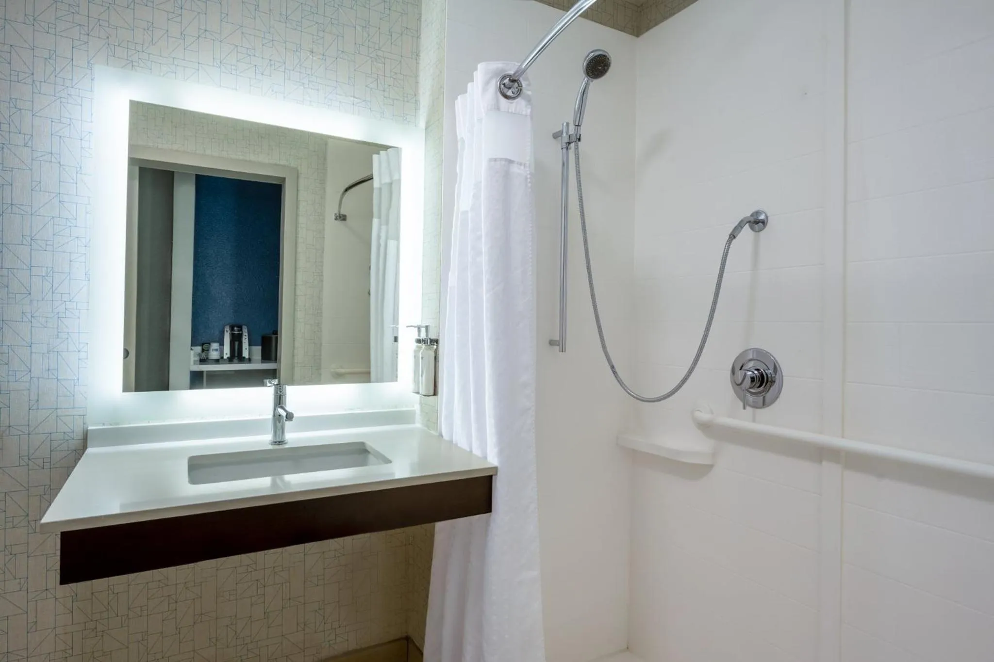 Standard Queen Room with Two Queen Beds and Mobility Accessible Roll-In Shower in Holiday Inn Express Portland SE - Clackamas Area by IHG