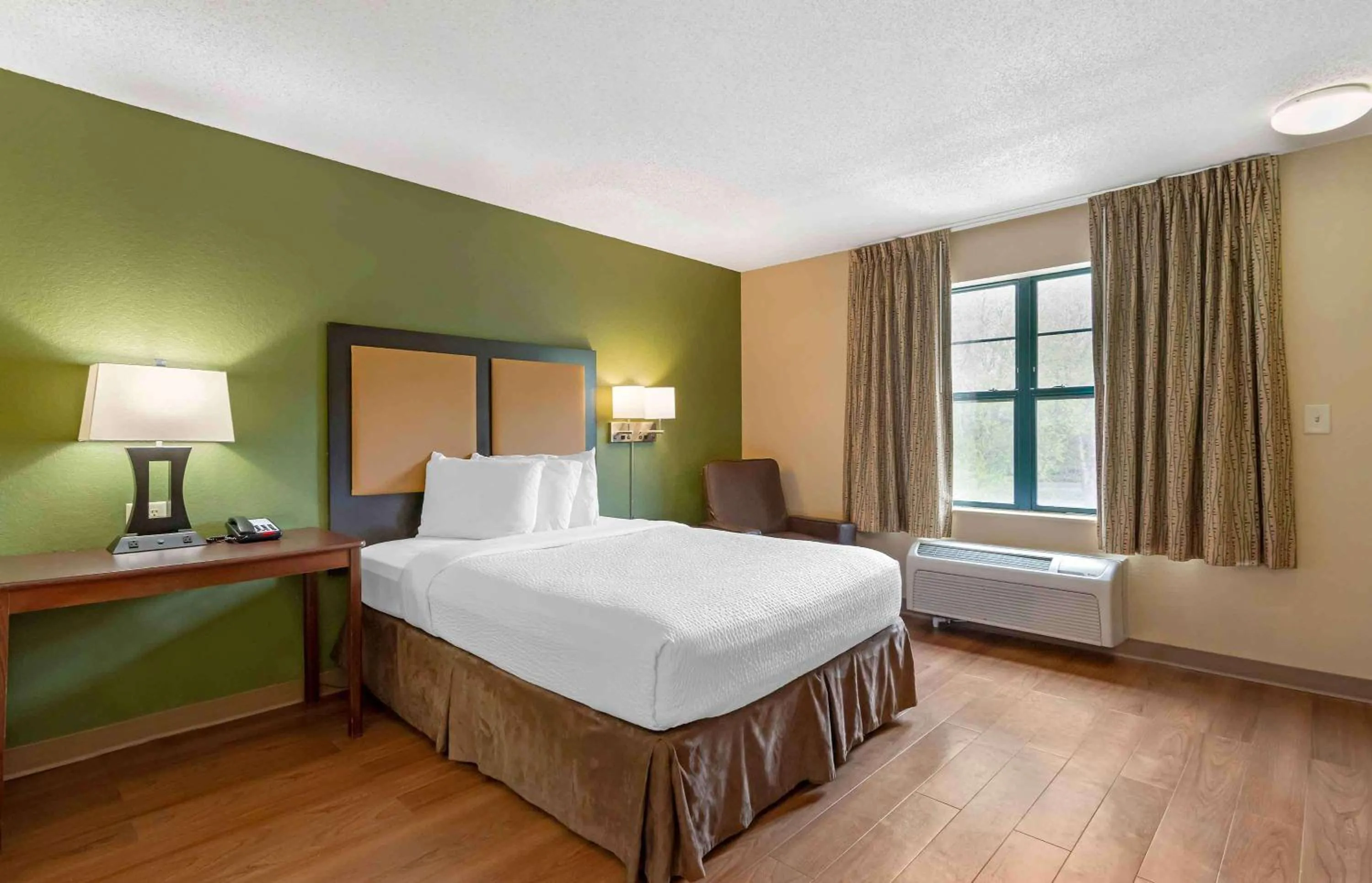 Queen studio with 1 Queen Bed - Disability Access/Non-Smoking in Extended Stay America Suites - Atlanta - Perimeter - Crestline