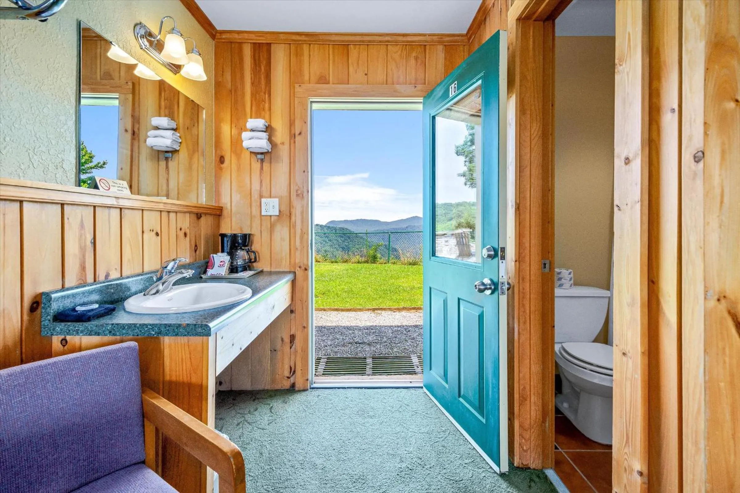  Deluxe Double Room with Two Double Beds with Mountain View  in Early Blue Motel