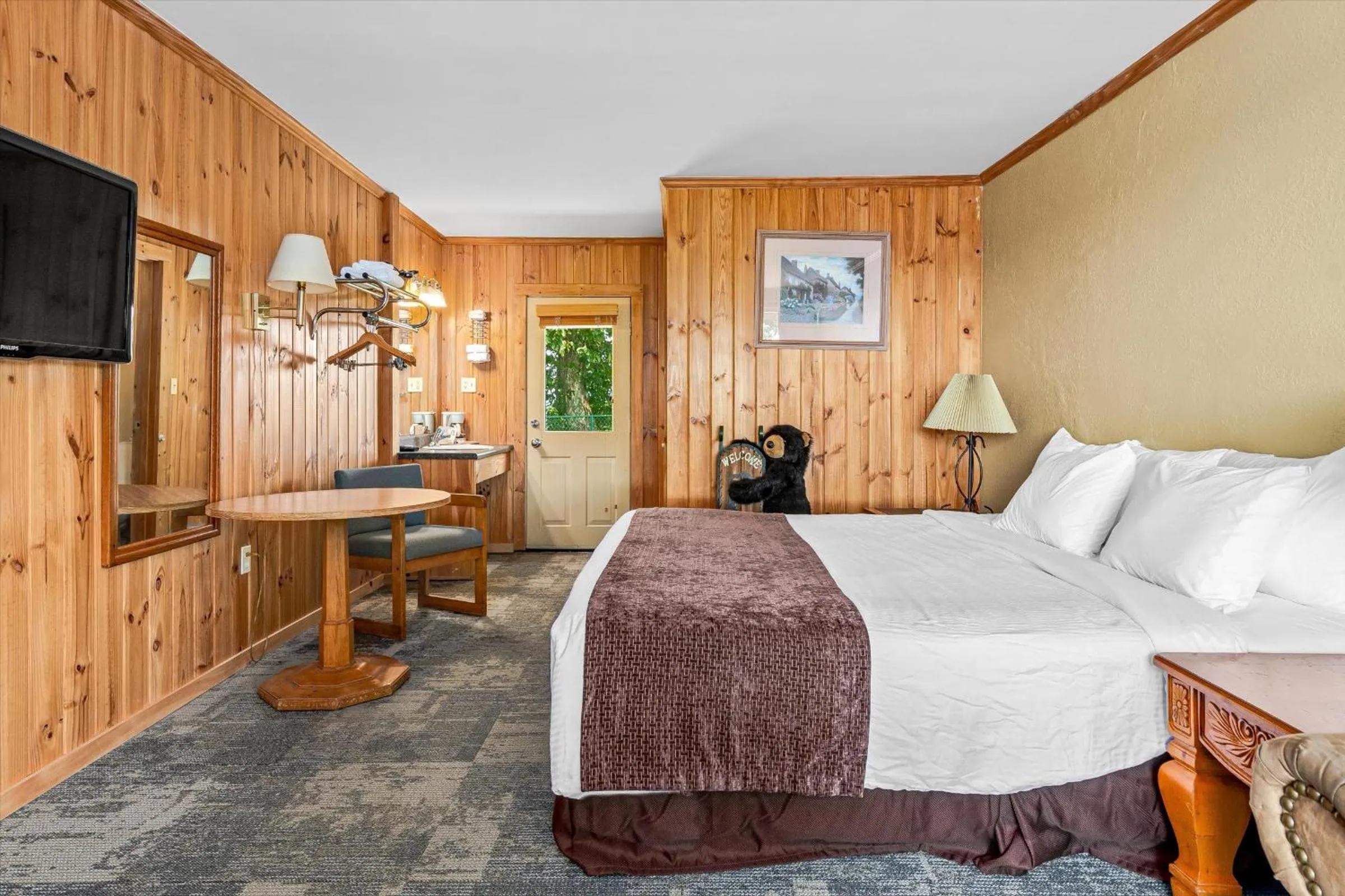 Deluxe King Room with Mountain View in Early Blue Motel