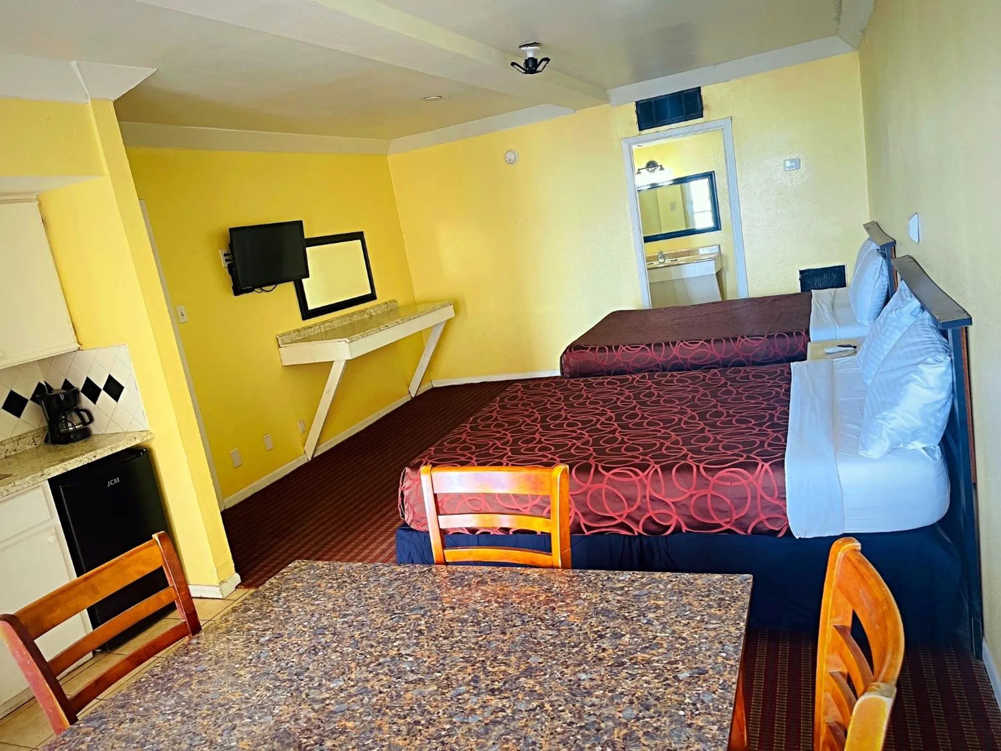 Queen Room with Two Queen Beds with Kitchenette in Sea Shell Inn on the Beach