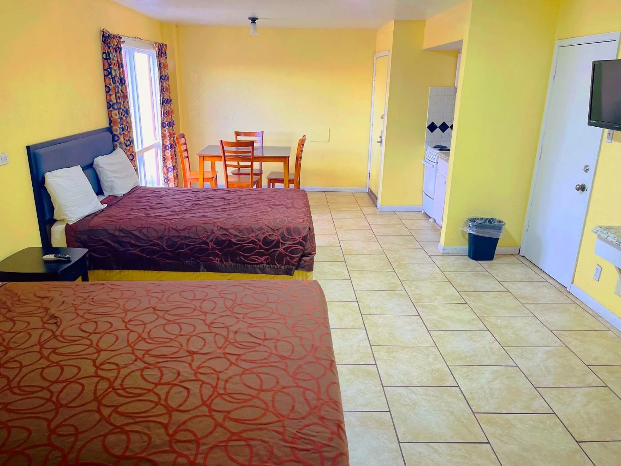 Queen Room with Two Queen Beds with Partial Sea View in Sea Shell Inn on the Beach