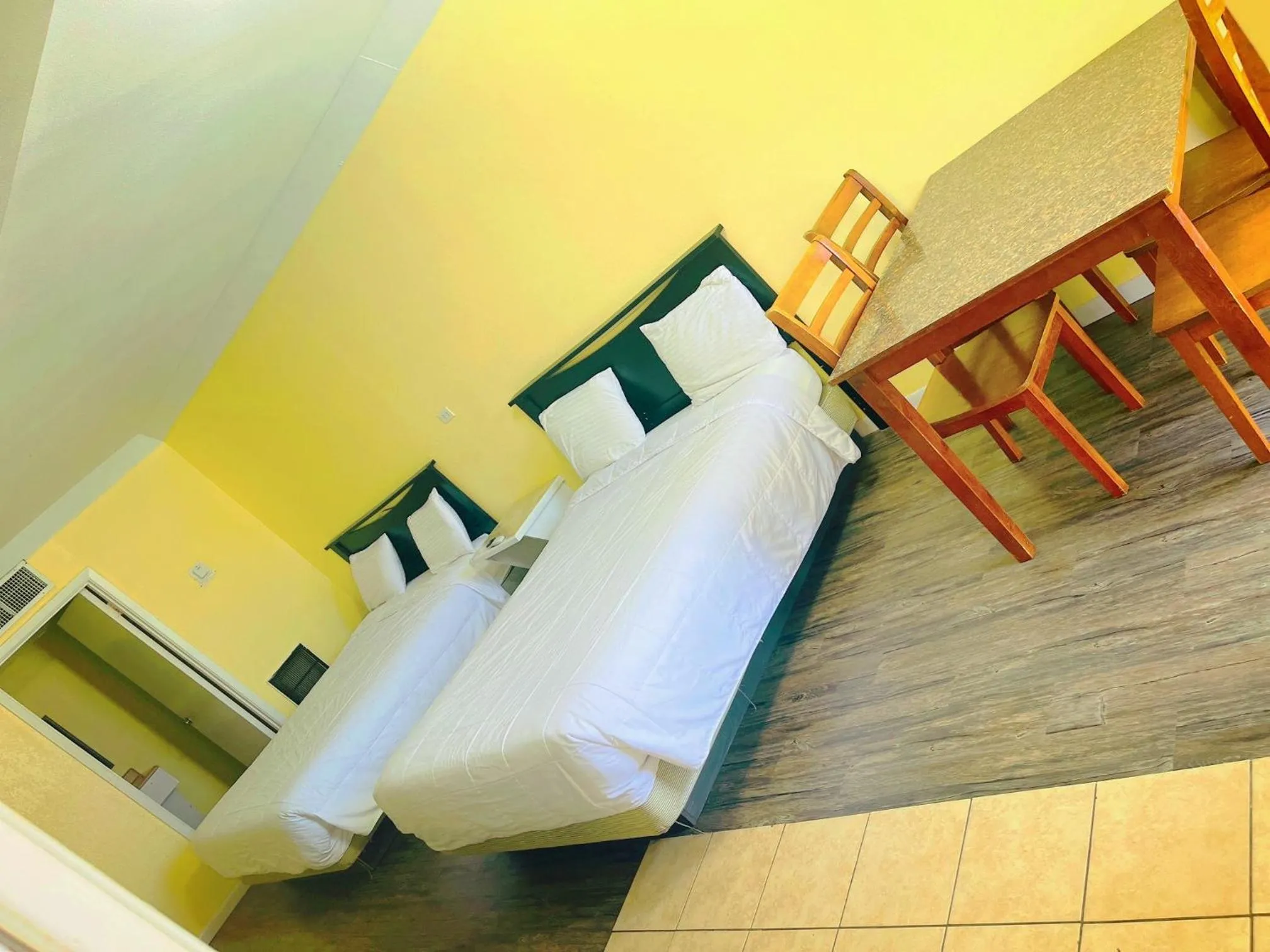 Queen Room with Two Queen Beds in Sea Shell Inn on the Beach