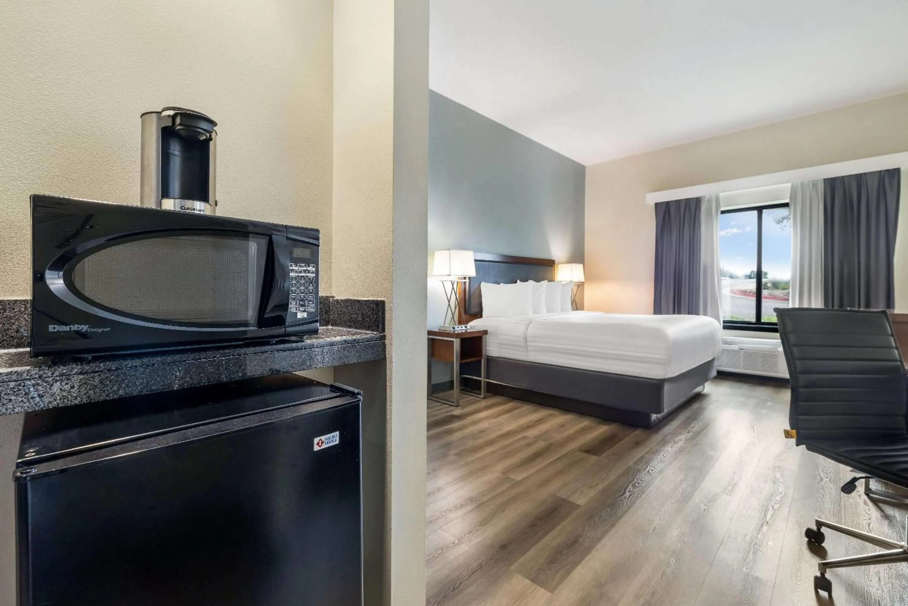 King Room with Bath Tub - Mobility/Hearing Accessible - Non-Smoking in Wingate by Wyndham and Williamson Conference Center