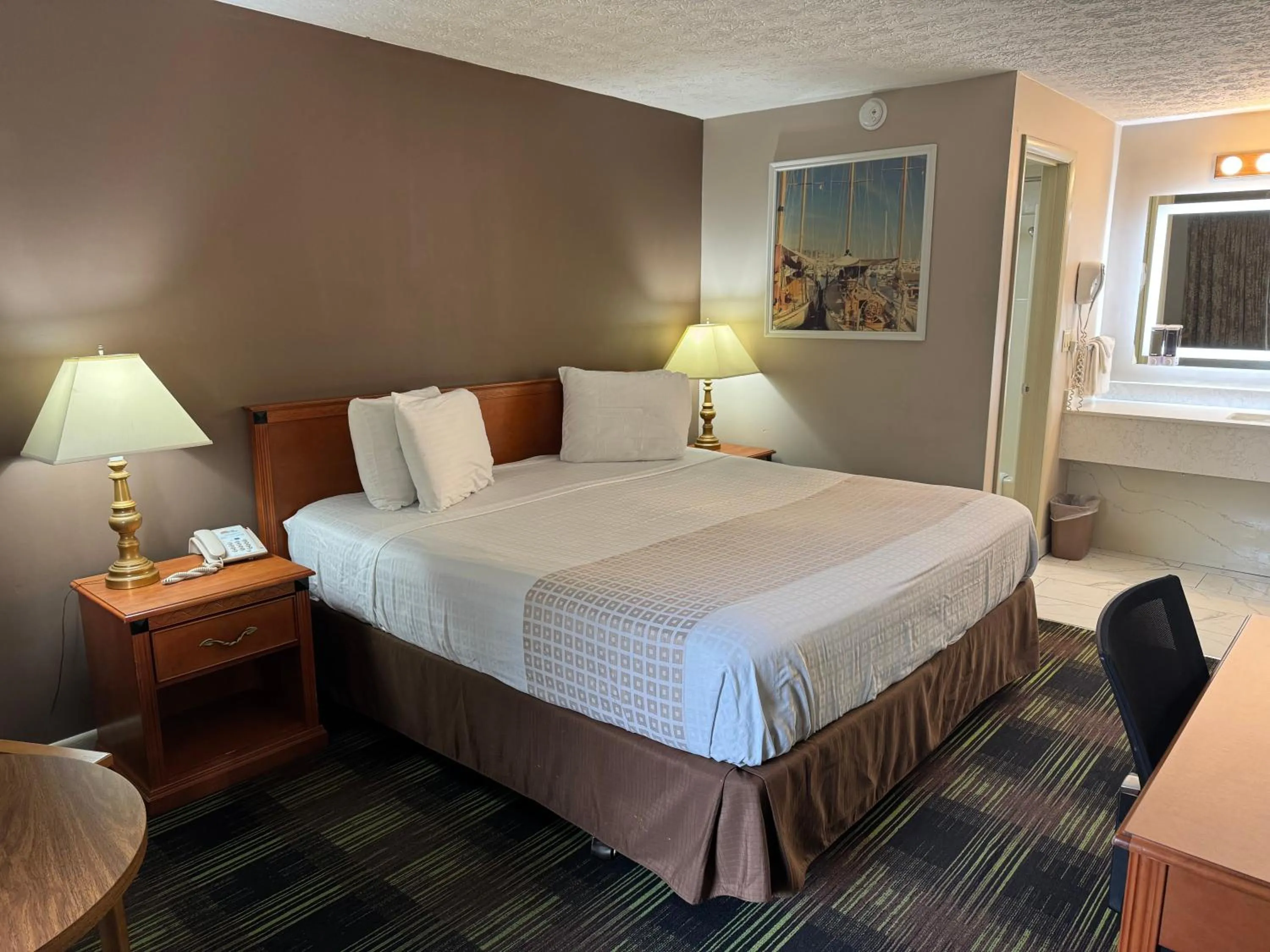Deluxe King Room in South Shore Inn