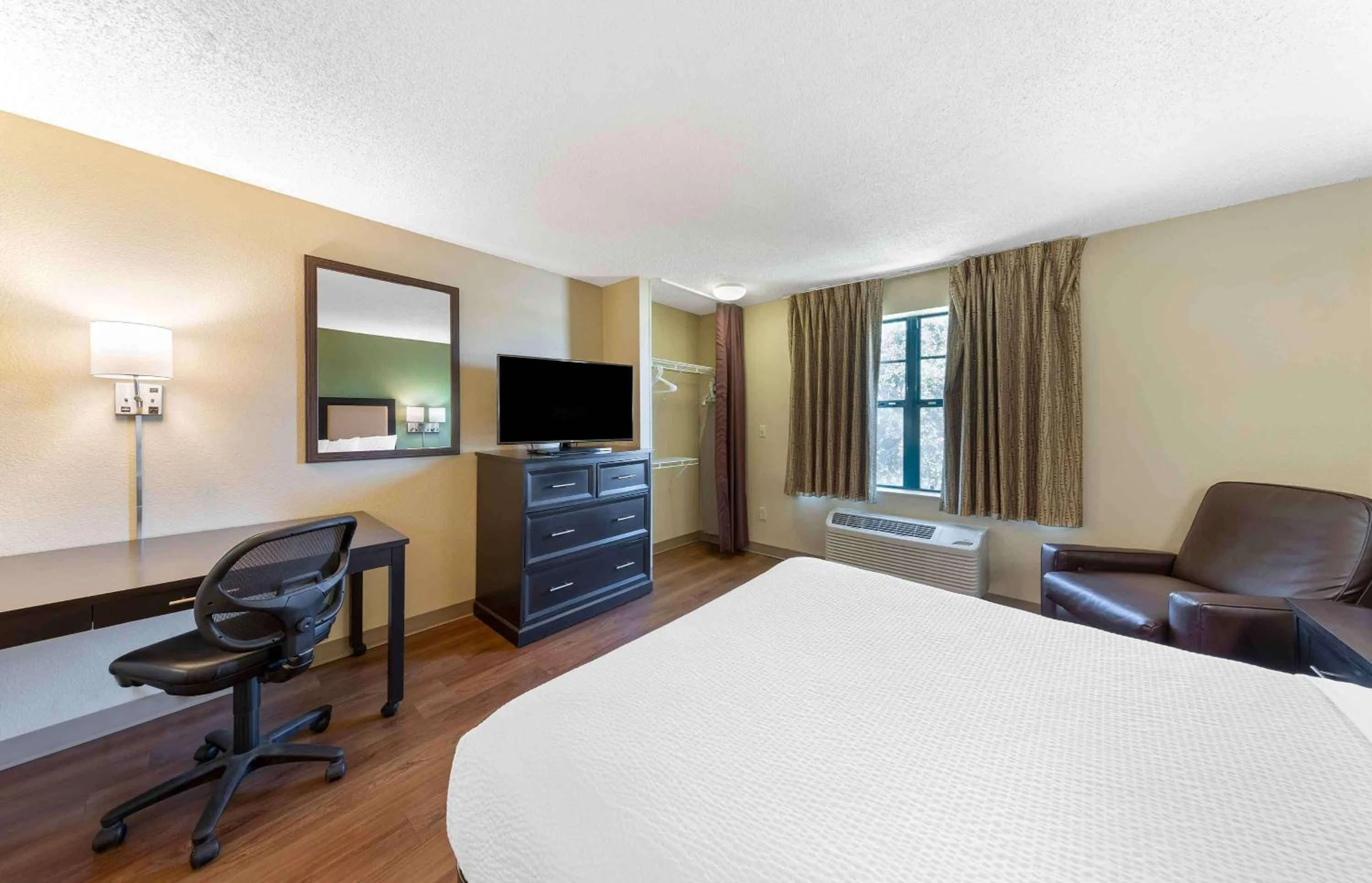 Bedroom, Bed in Extended Stay America - Atlanta - Marietta - Interstate N. Pkwy