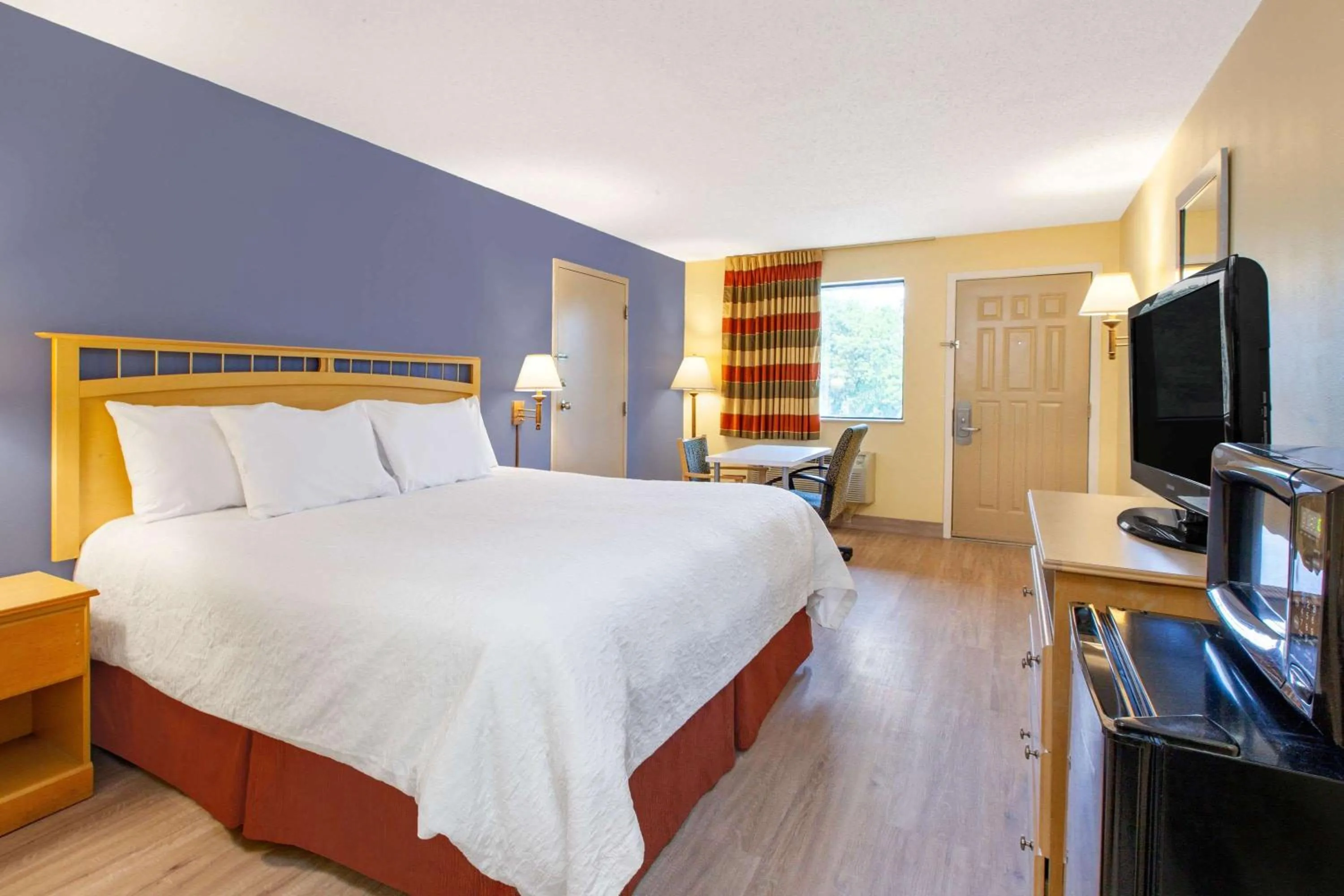 King Room - Disability Access/Non-Smoking in Days Inn by Wyndham Grantville