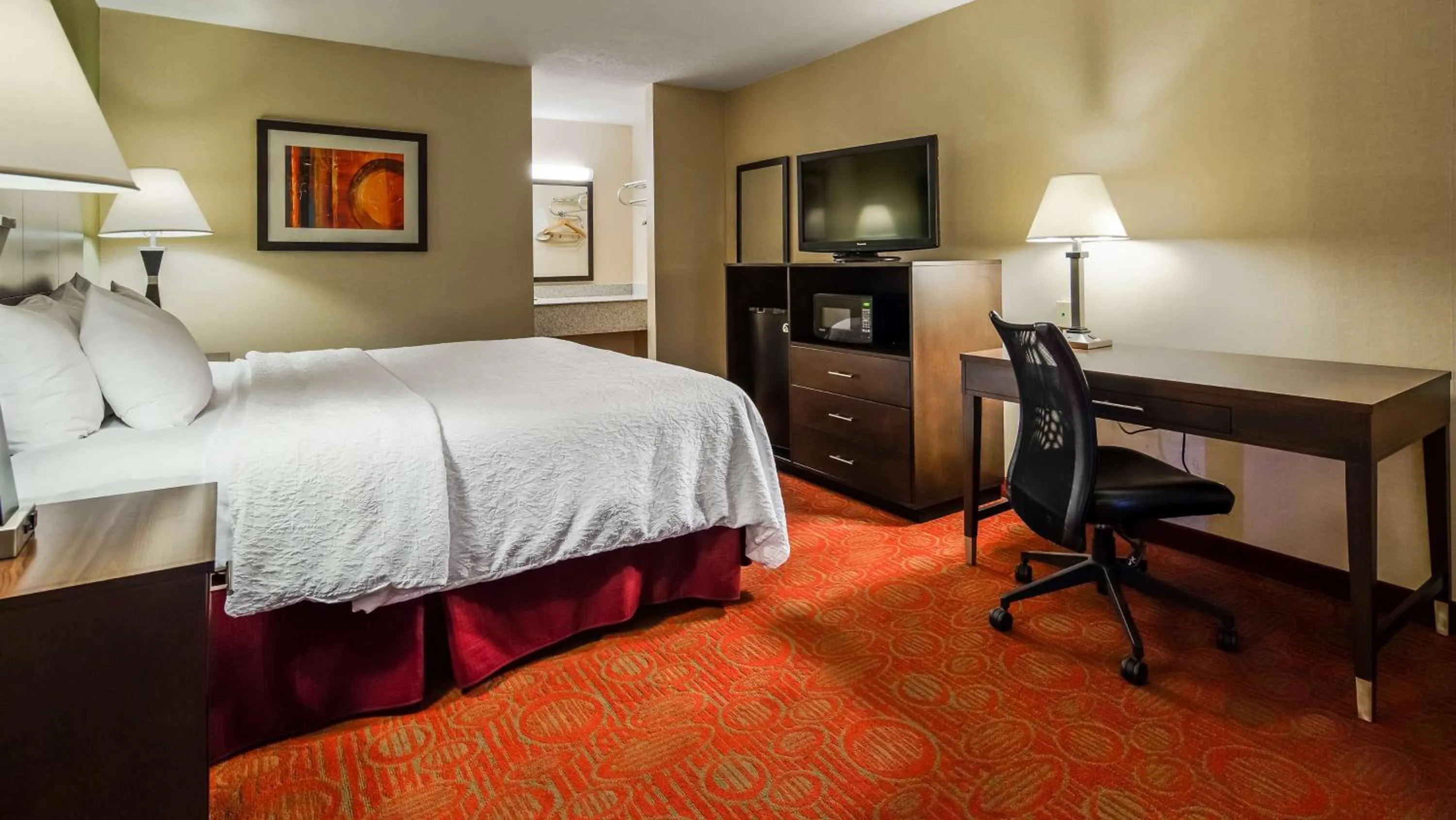 Queen Room with Bathtub - Disability Access/Smoking in Best Western Northgate Inn