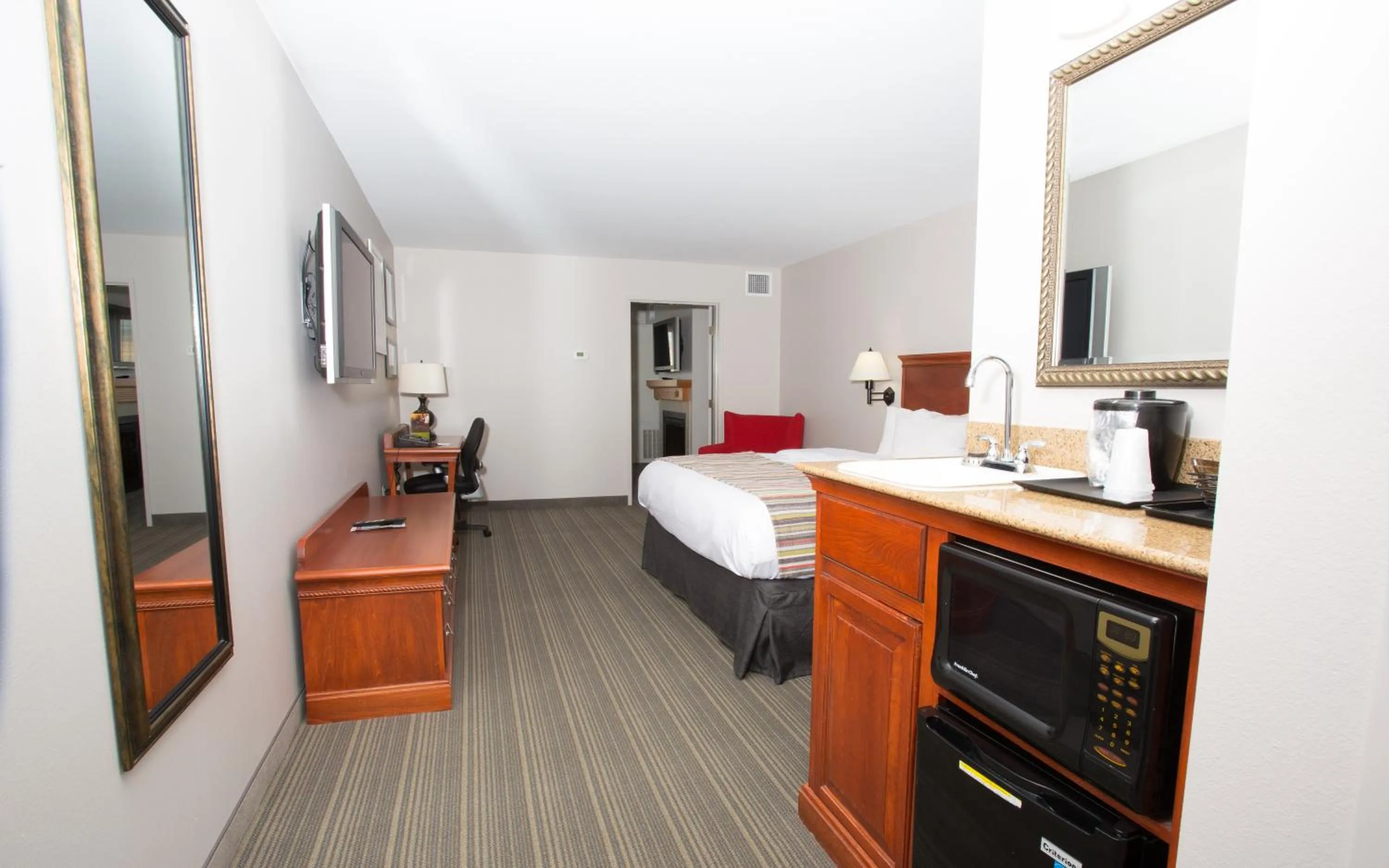 King Suite with Whirlpool and Fireplace - Non-Smoking in Country Inn & Suites by Radisson, Grand Forks, ND