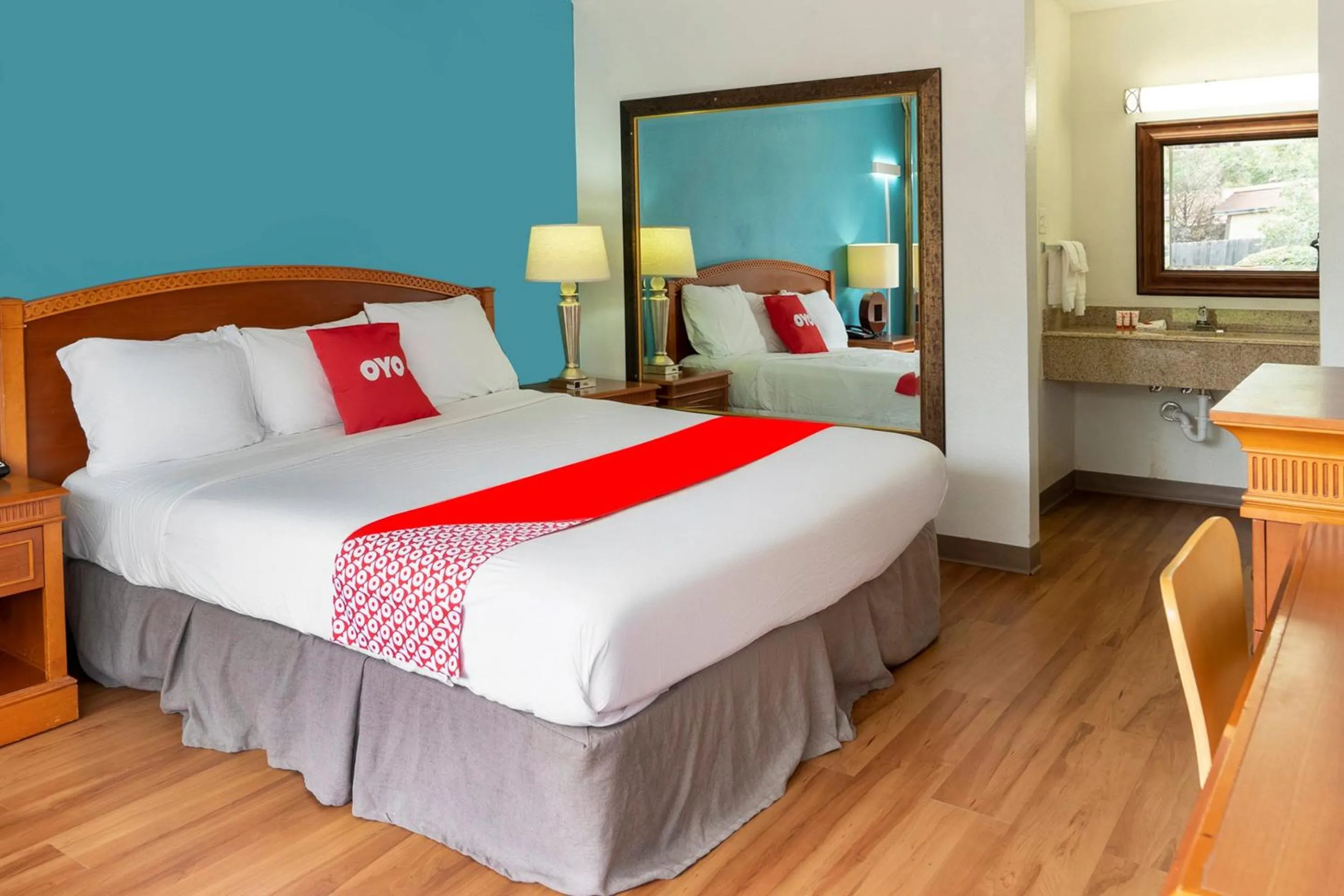 Premium King Bed in OYO Hotel Bossier City LA - Red River