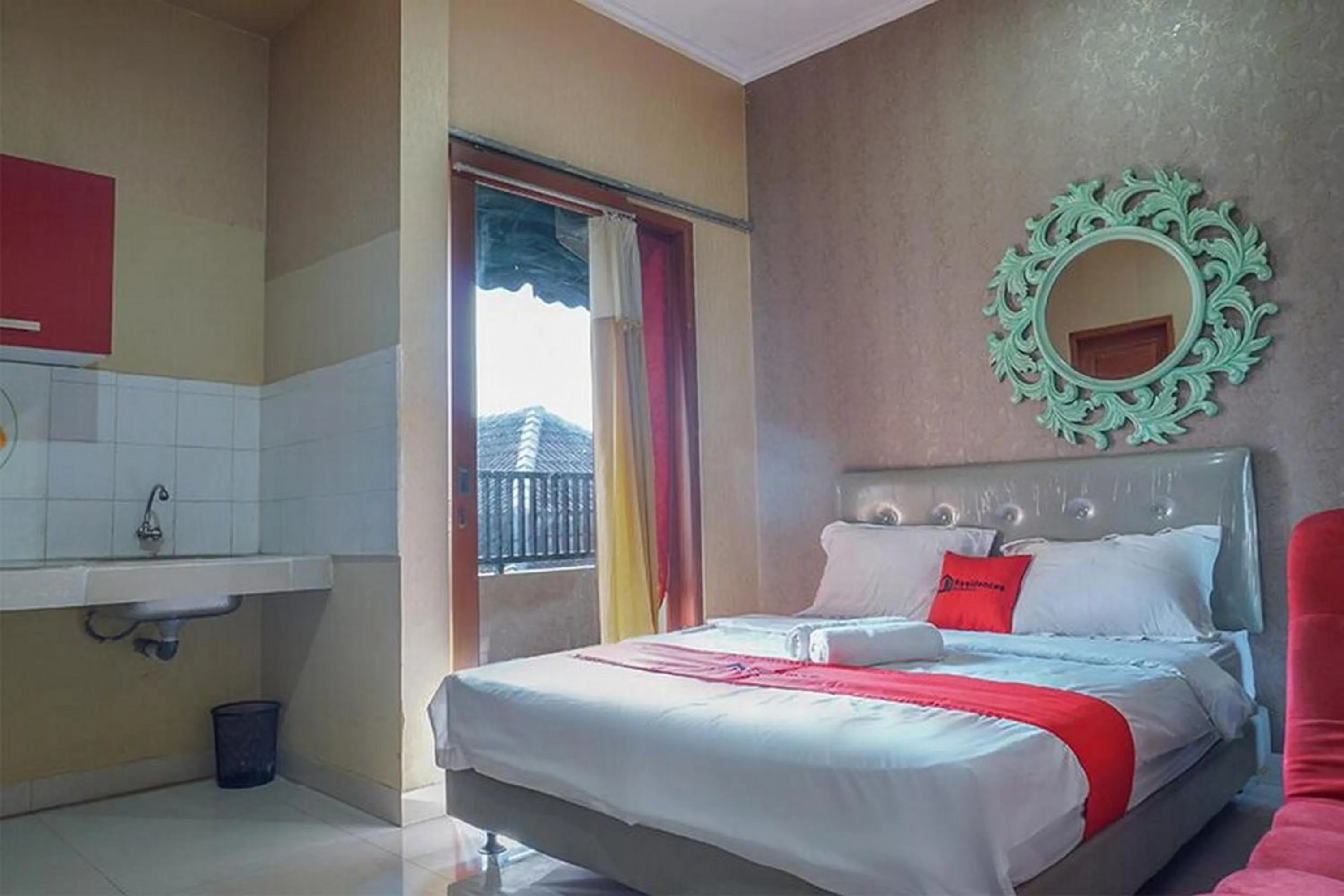 Deluxe Room in RedDoorz near Kemang Square