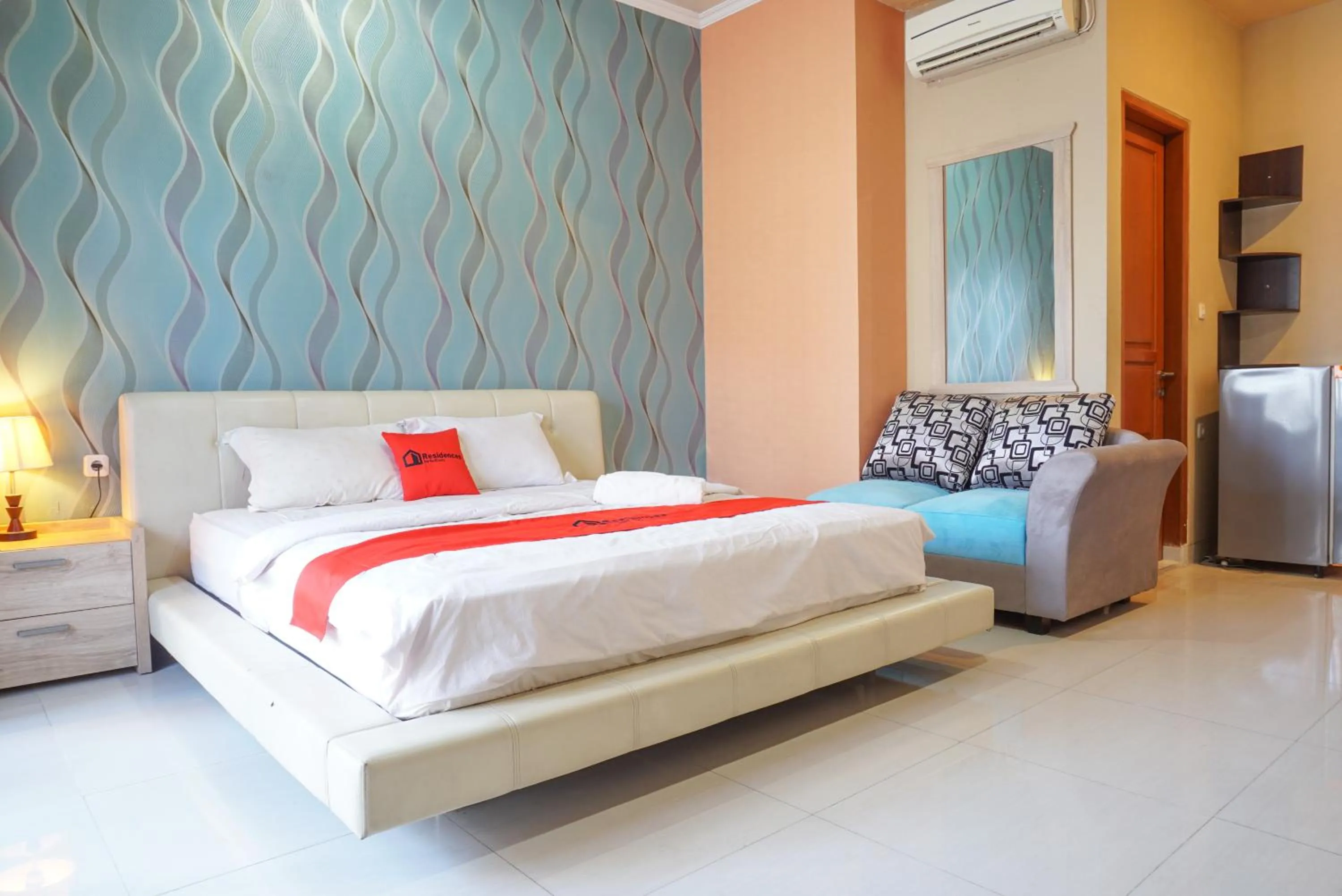 Standard Double Suite in RedDoorz near Kemang Square
