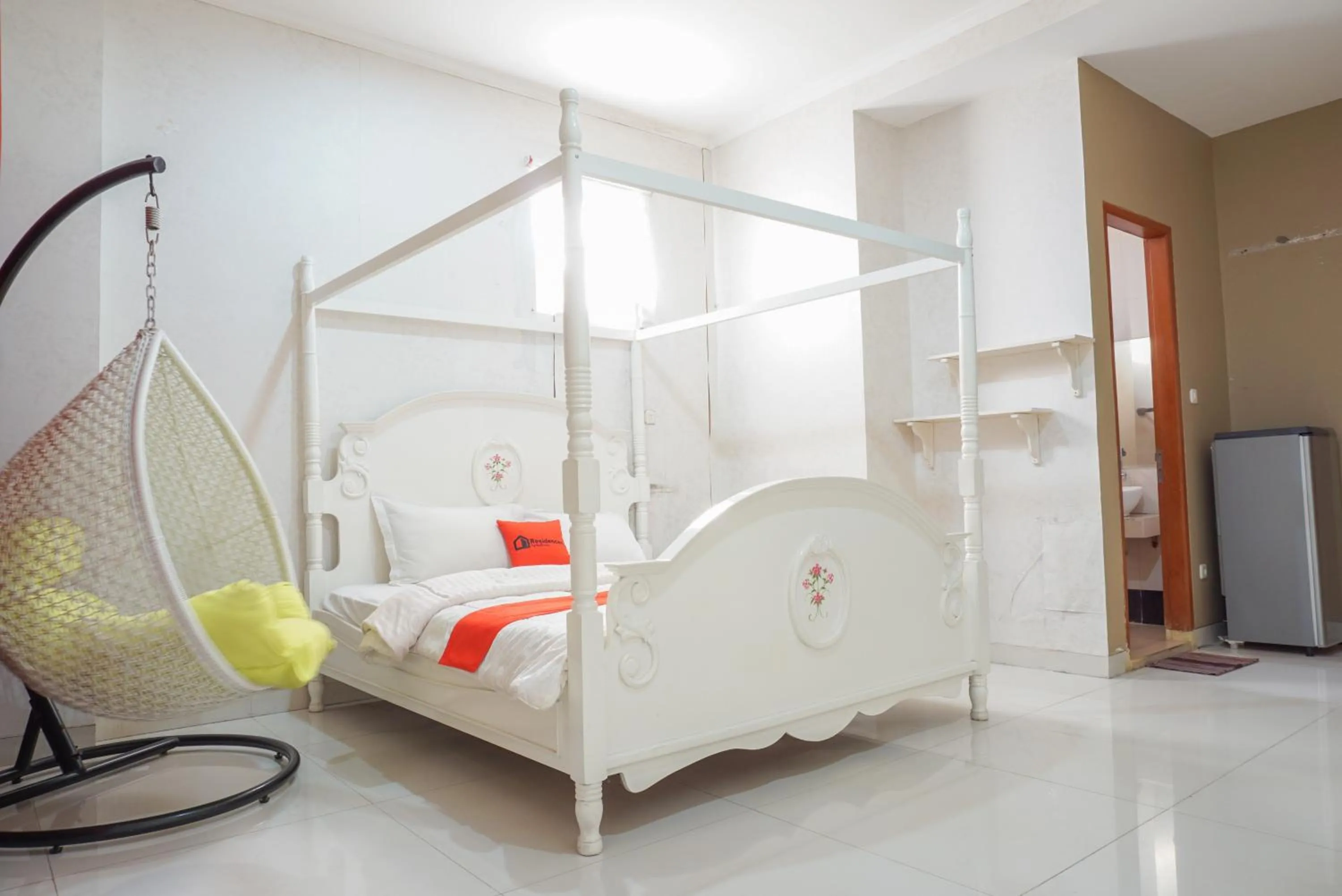Deluxe Room in RedDoorz near Kemang Square