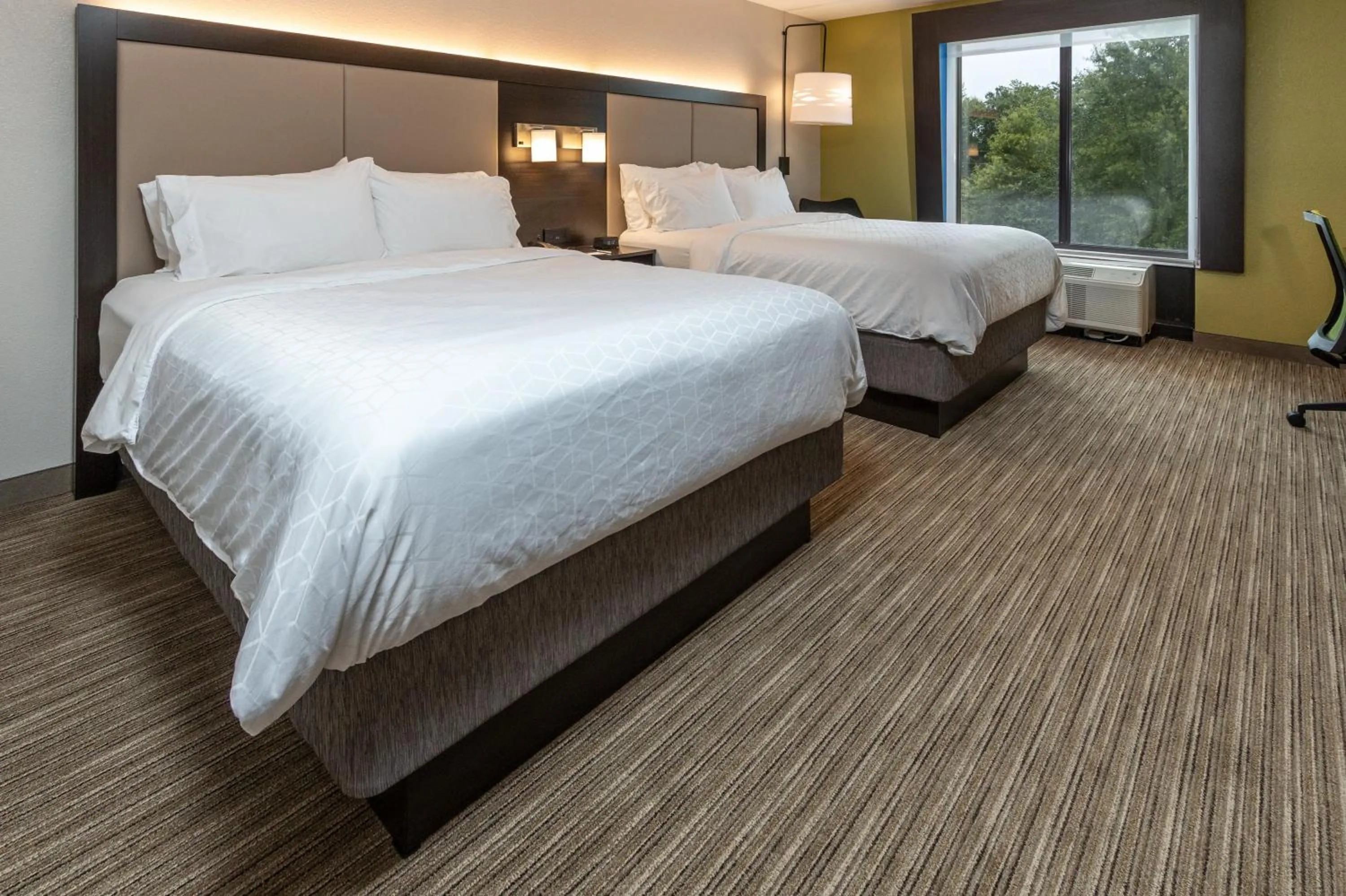 Standard Queen Room with Two Queen Beds and Tub - Mobility/Communications Accessible in Holiday Inn Express & Suites Tupelo by IHG
