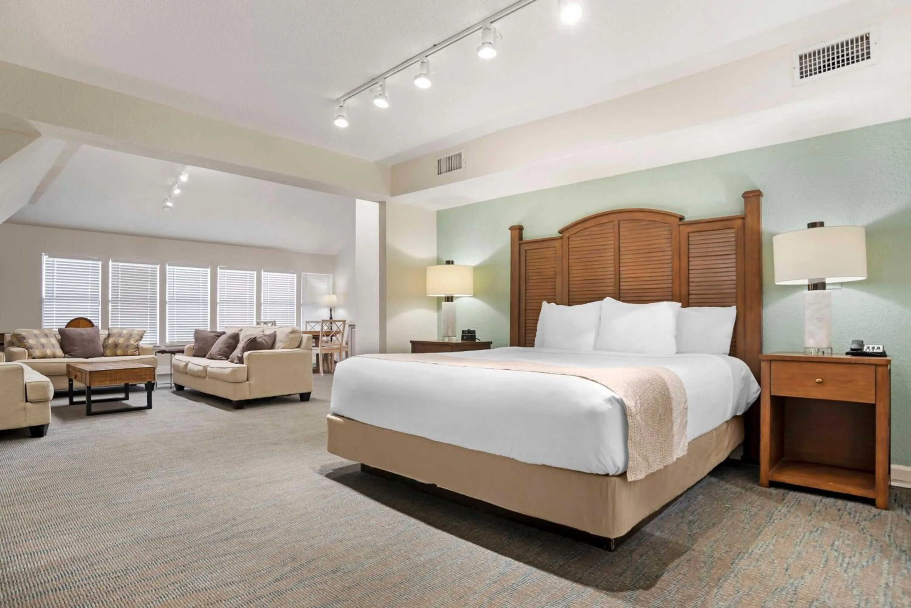 King Studio with Kitchenette and Street View - Non-Smoking in Best Western on the Beach