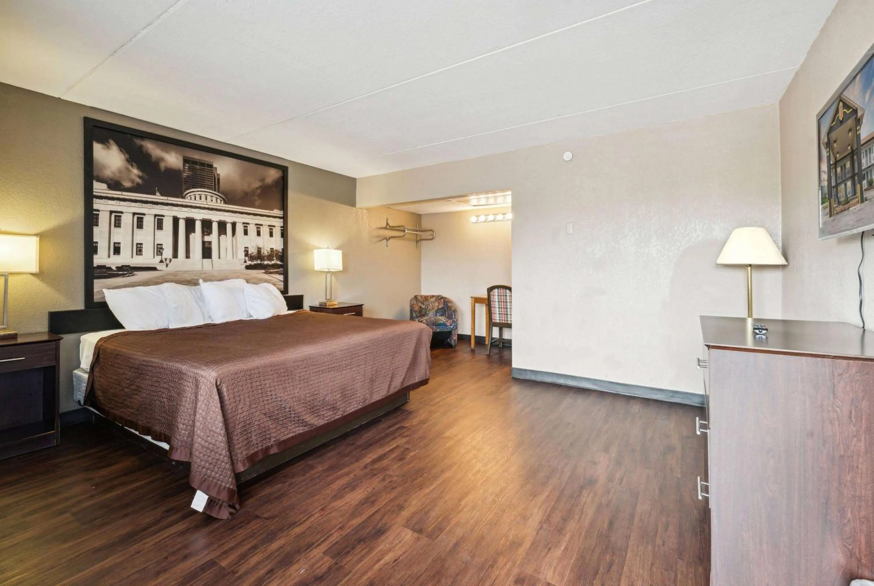 King Room - Mobility Access/Non-Smoking in Super 8 by Wyndham Millbury/Toledo