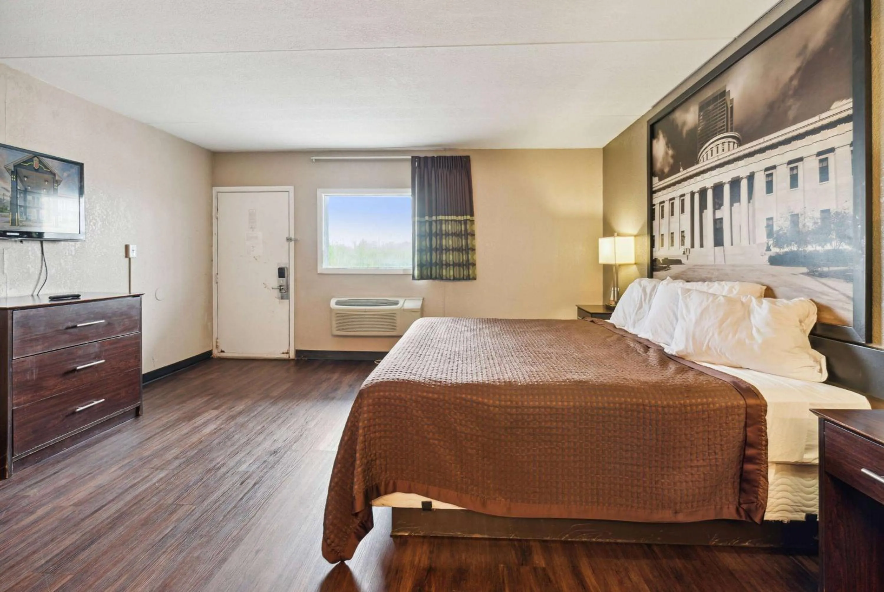 King Room -Smoking in Super 8 by Wyndham Millbury/Toledo