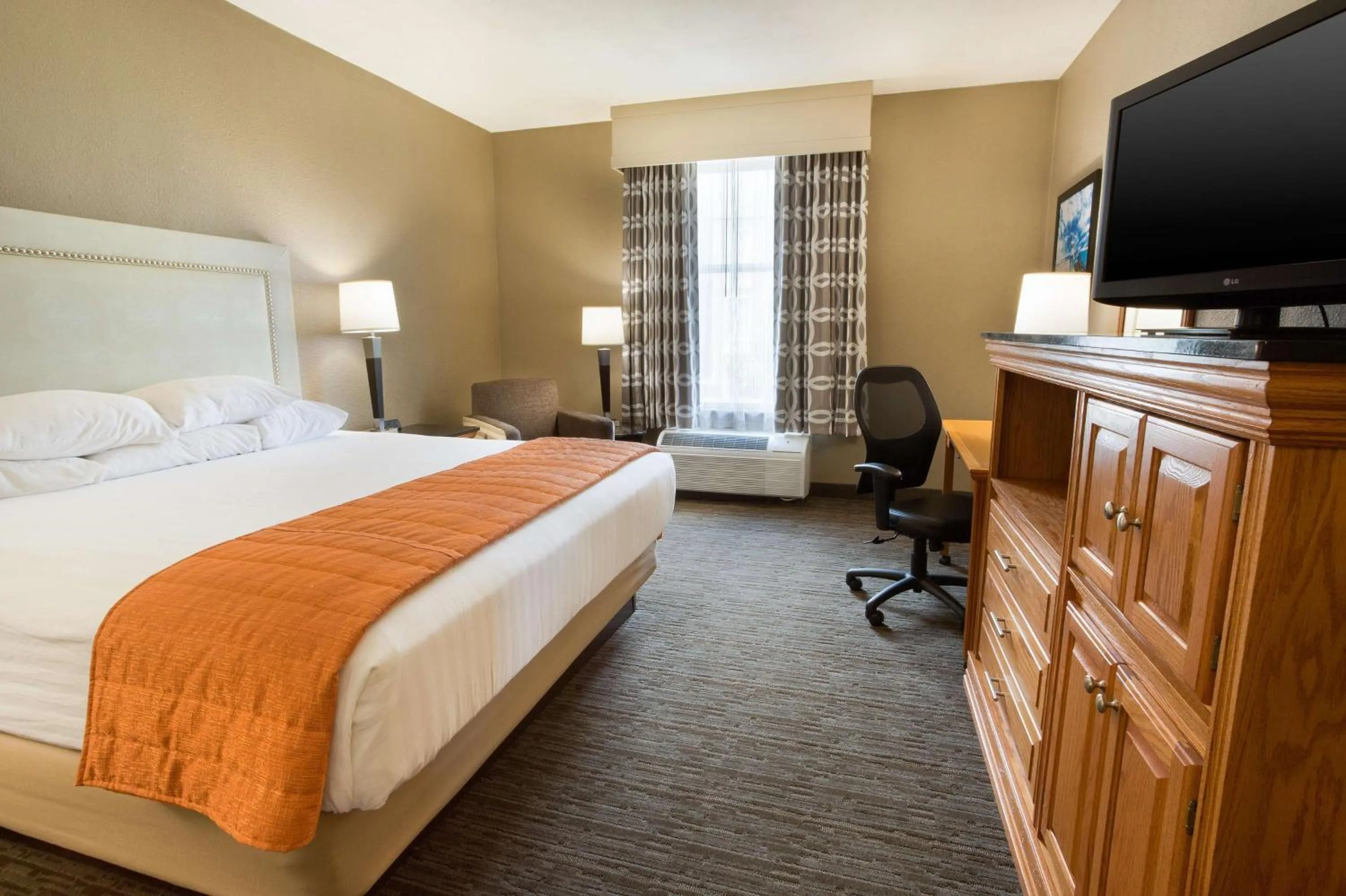 Deluxe King Room - Accessible, Roll-in Shower in Drury Inn & Suites Lafayette LA