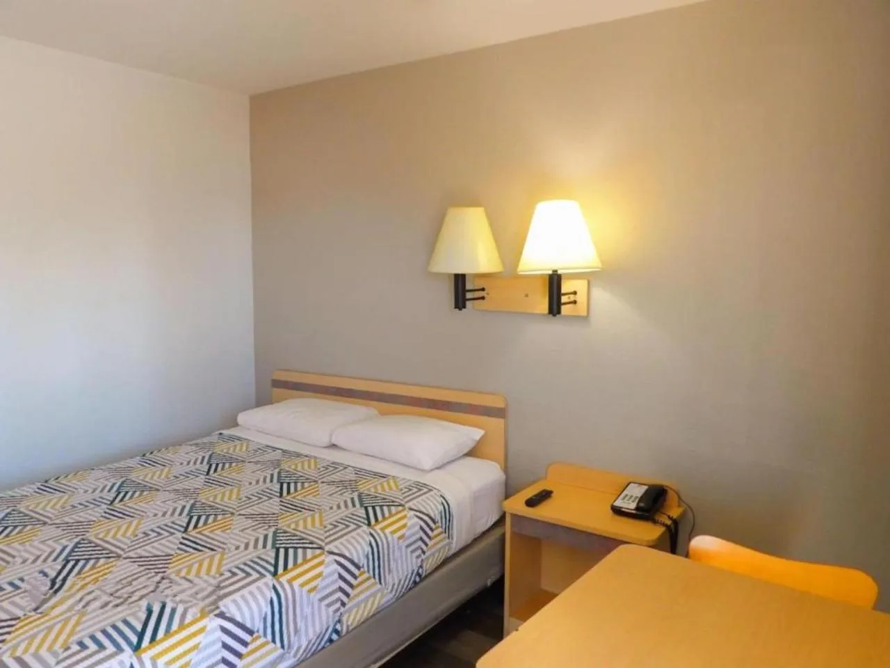 Standard Queen Room - Non-Smoking in Motel 6 Ontario, OR