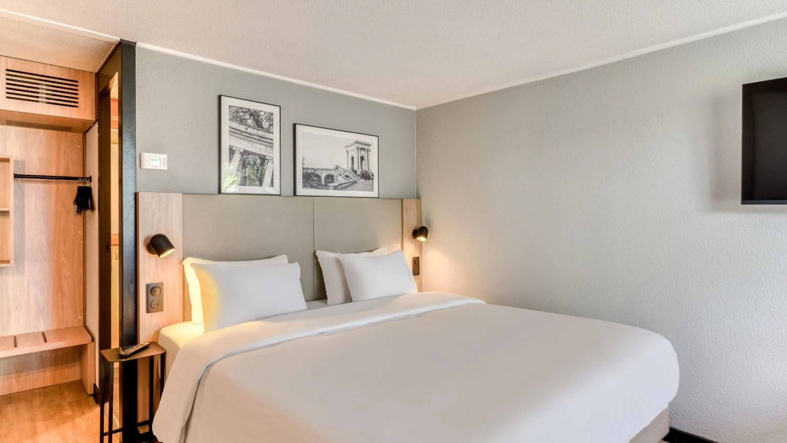 Superior Room - 1 King Bed in Campanile NATURE - Cergy Pontoise