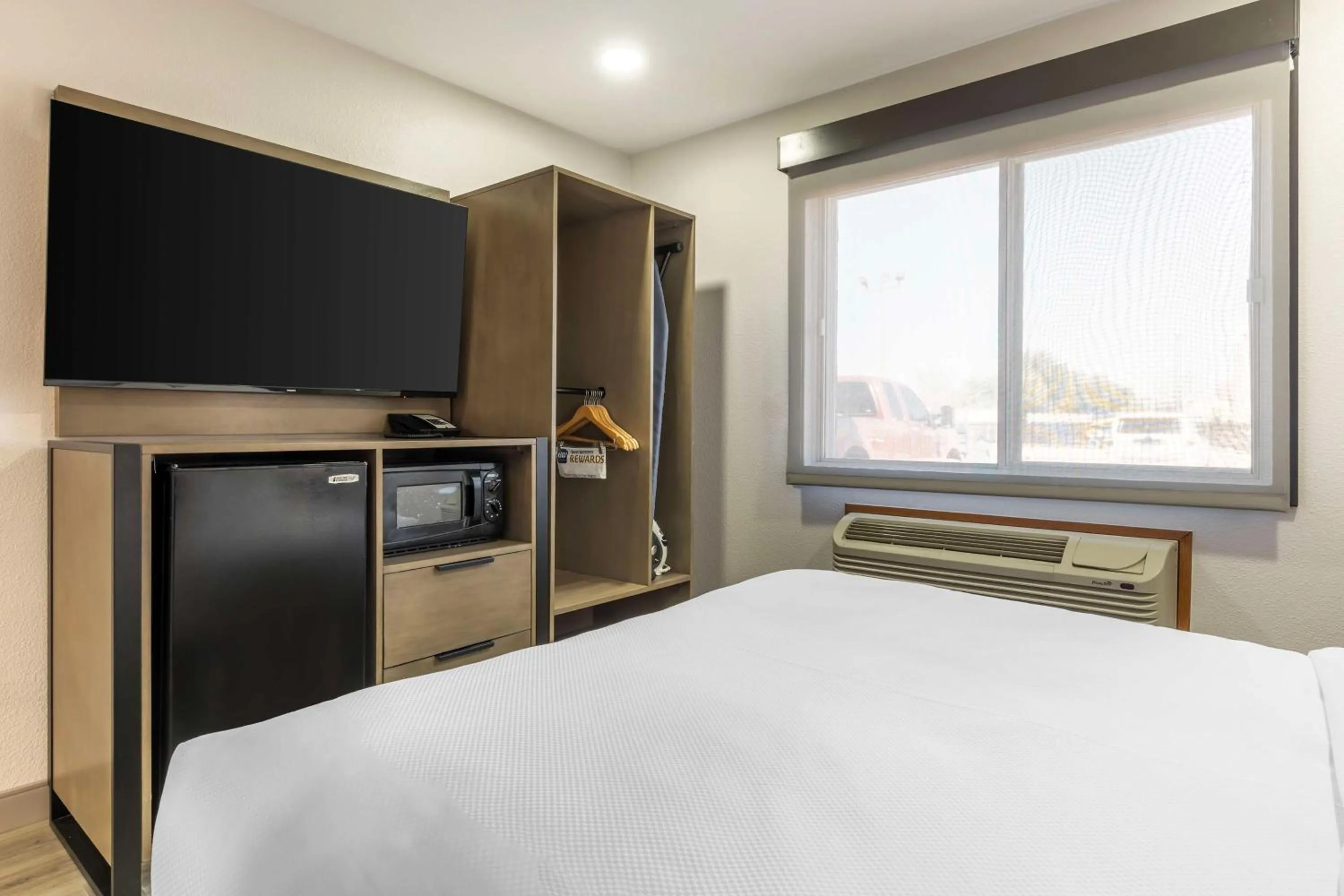 Queen Room with Roll-In Shower - Disability Access/Non-Smoking in Best Western North Side Inn