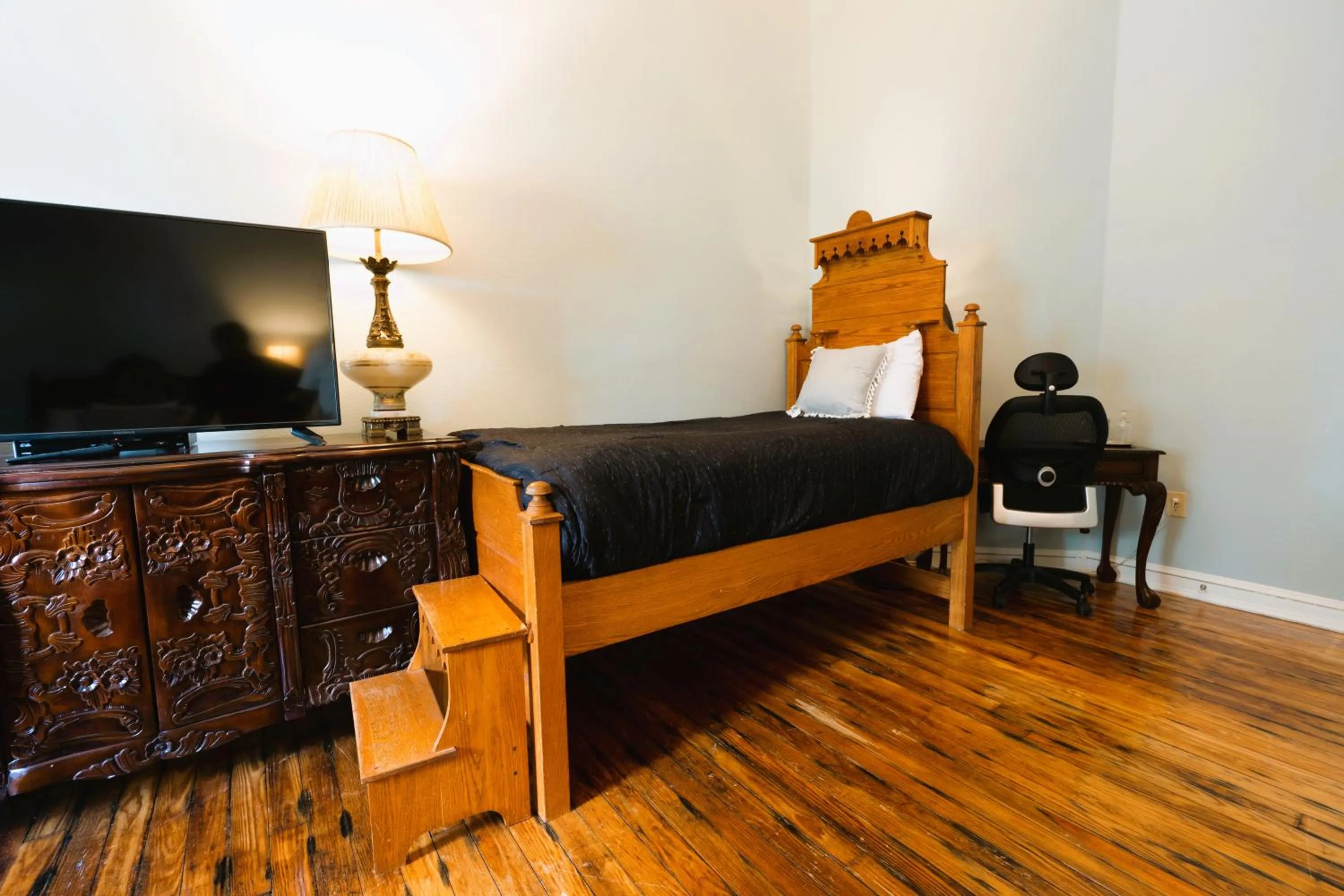 Premium 2 Queen Room with Twin Bed - Family Room in Oak Tree Hotel