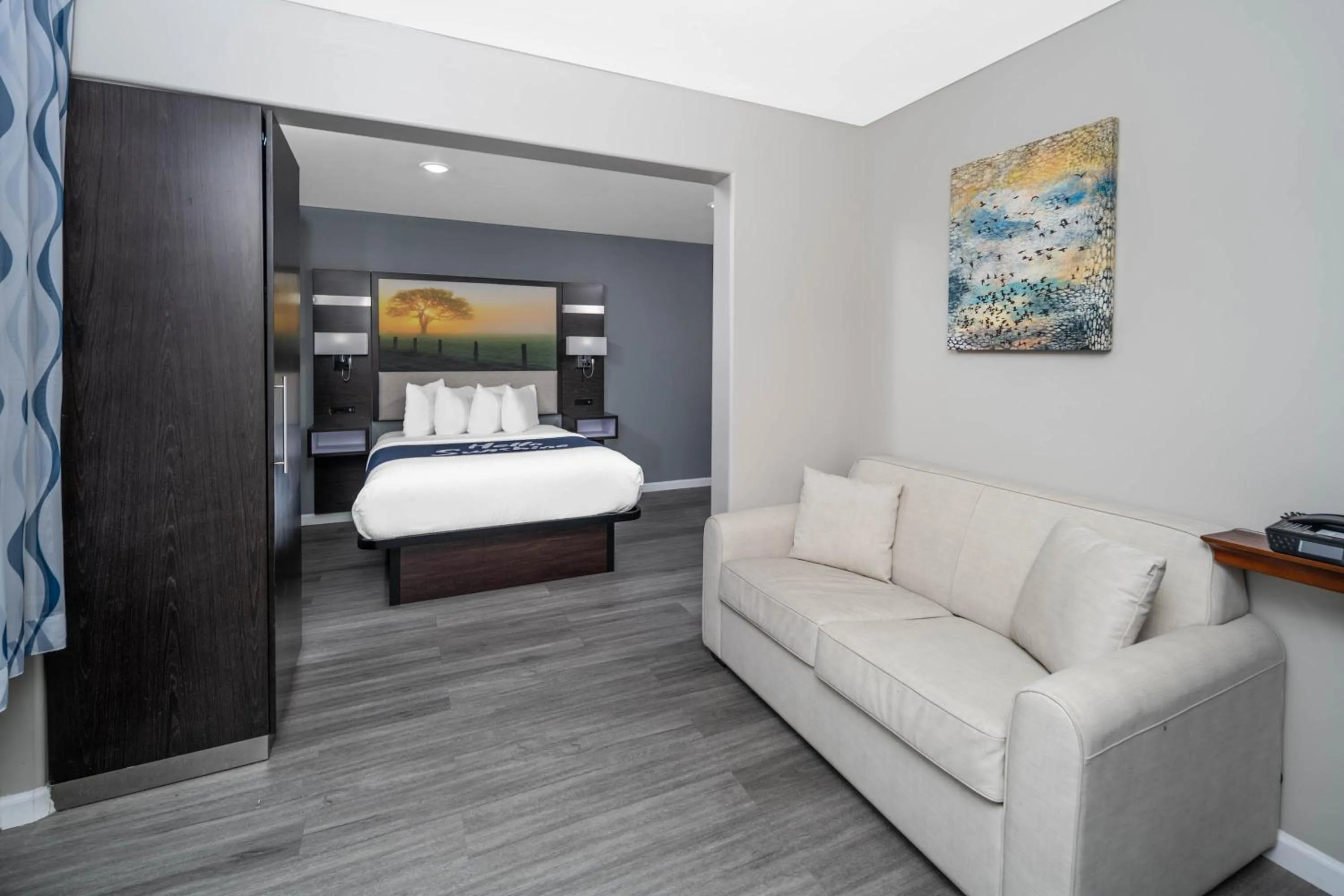 Queen Studio Suite - Non-Smoking in Days Inn by Wyndham Galt - Elk Grove South