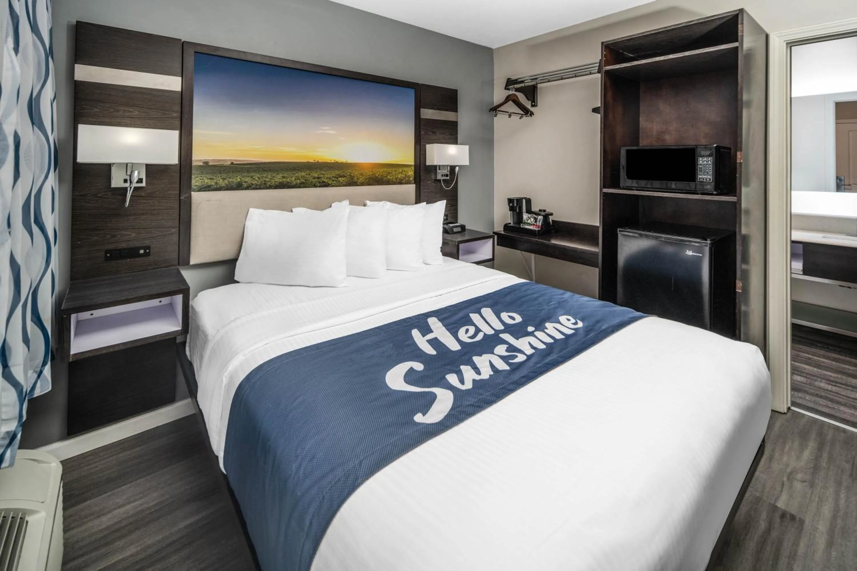 Queen Room - Non-Smoking in Days Inn by Wyndham Galt - Elk Grove South