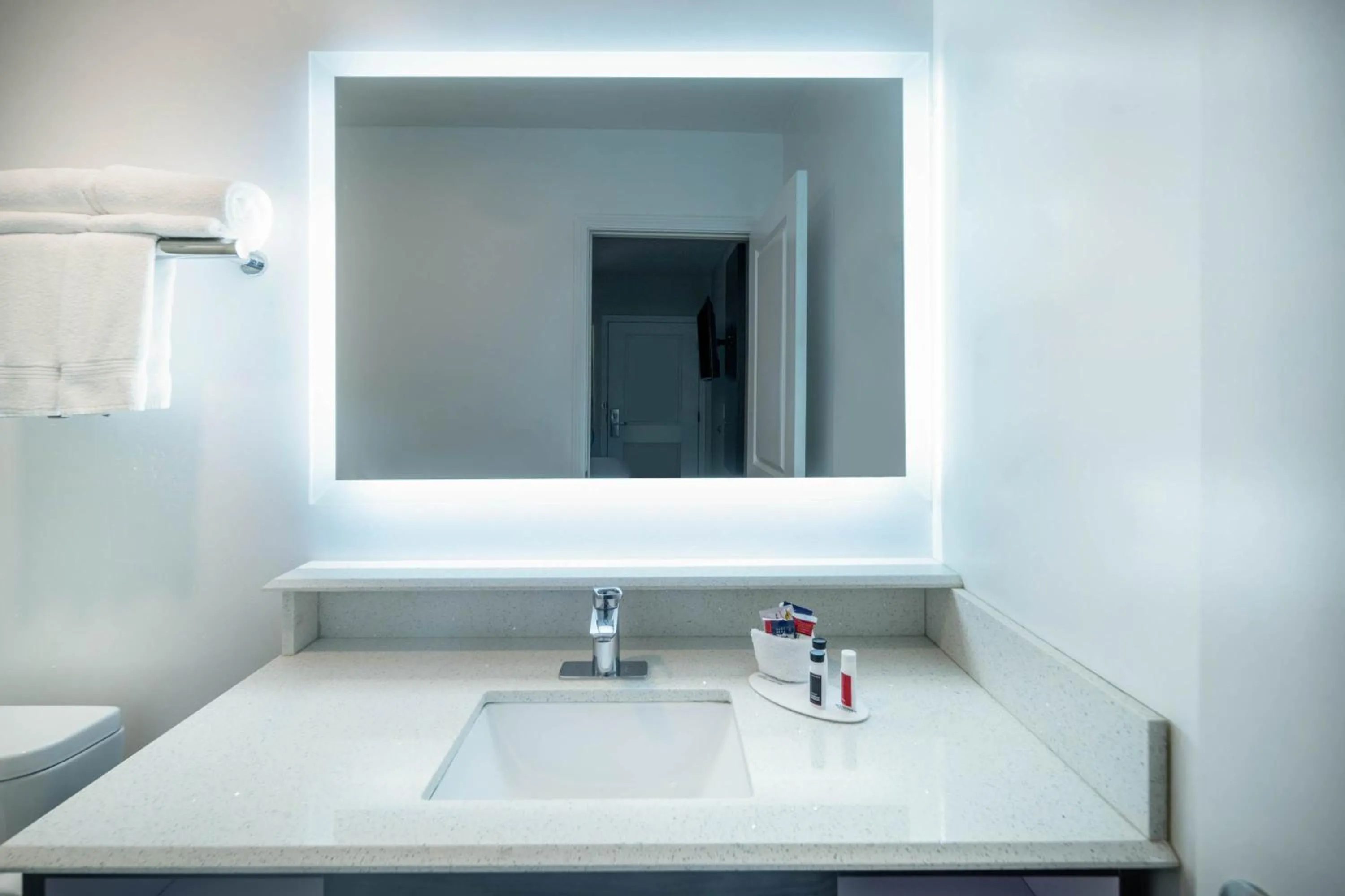 Queen Room with Two Queen Beds - Non-Smoking in Days Inn by Wyndham Galt - Elk Grove South