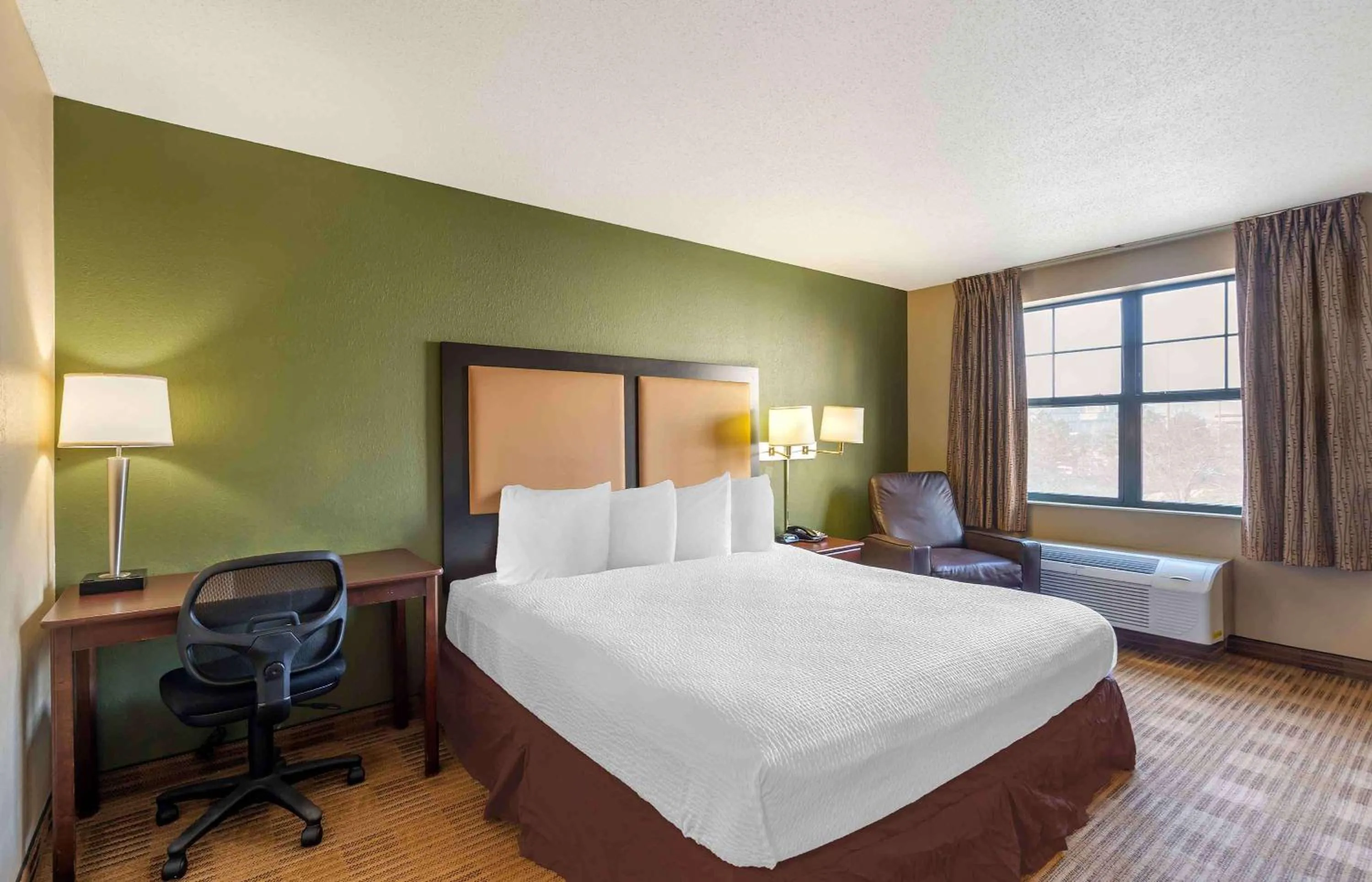 Studio with 1 King Bed - Non-Smoking in Extended Stay America Suites - Chicago - Woodfield Mall