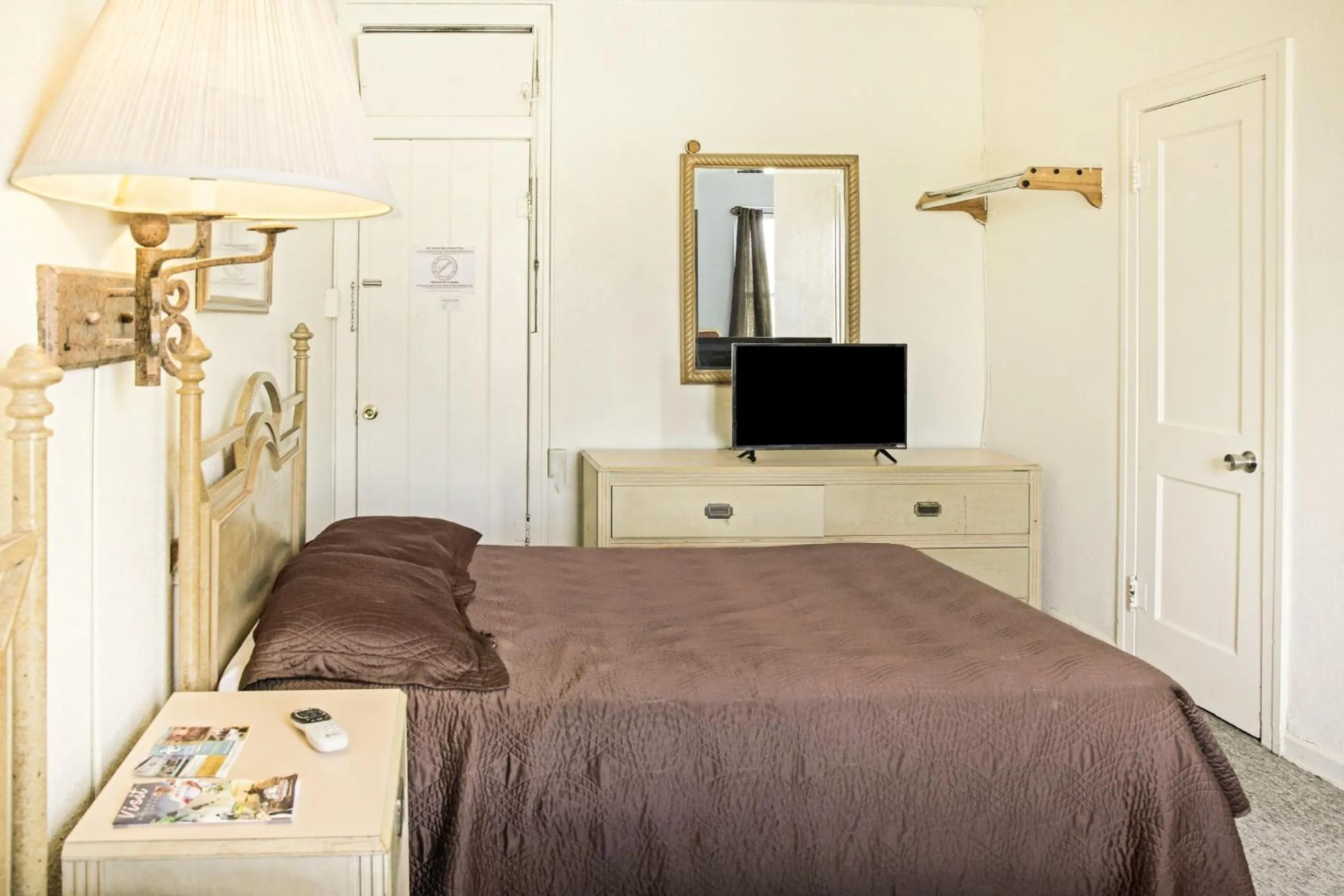 Double Room with Two Double Beds in OYO Historic Cameron Hotel Brownsville I-69E