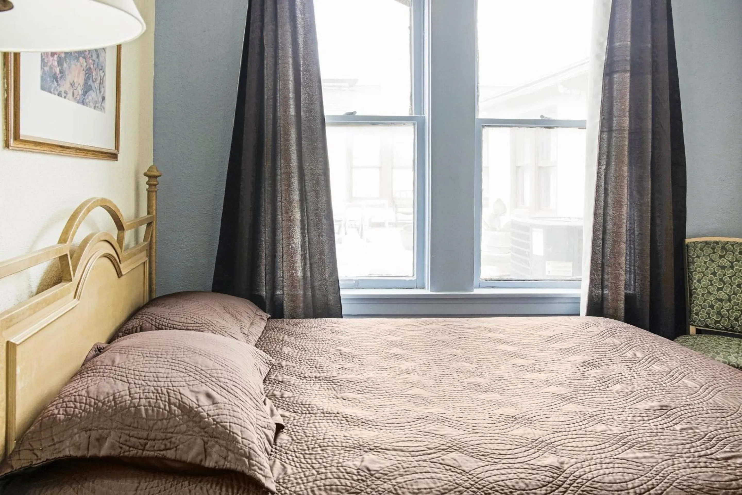 Queen Room in OYO Historic Cameron Hotel Brownsville I-69E