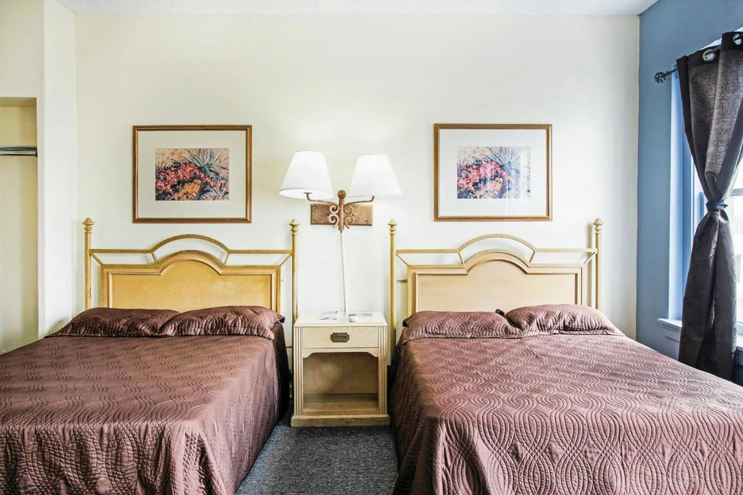 Full Bed with Shared Bathroom in OYO Historic Cameron Hotel Brownsville I-69E