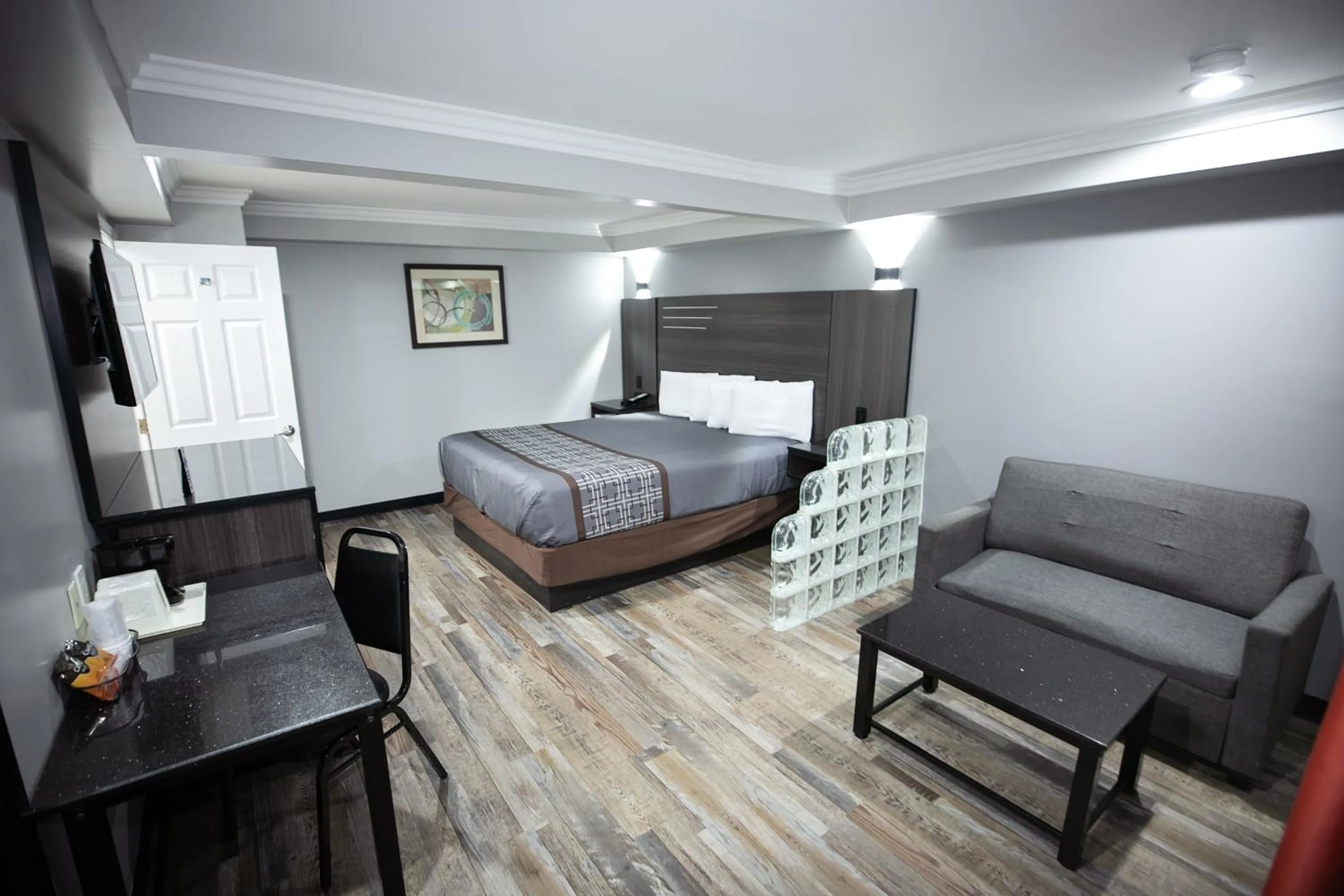 King Suite - single occupancy - Non-Smoking in Rodeway Inn & Suites