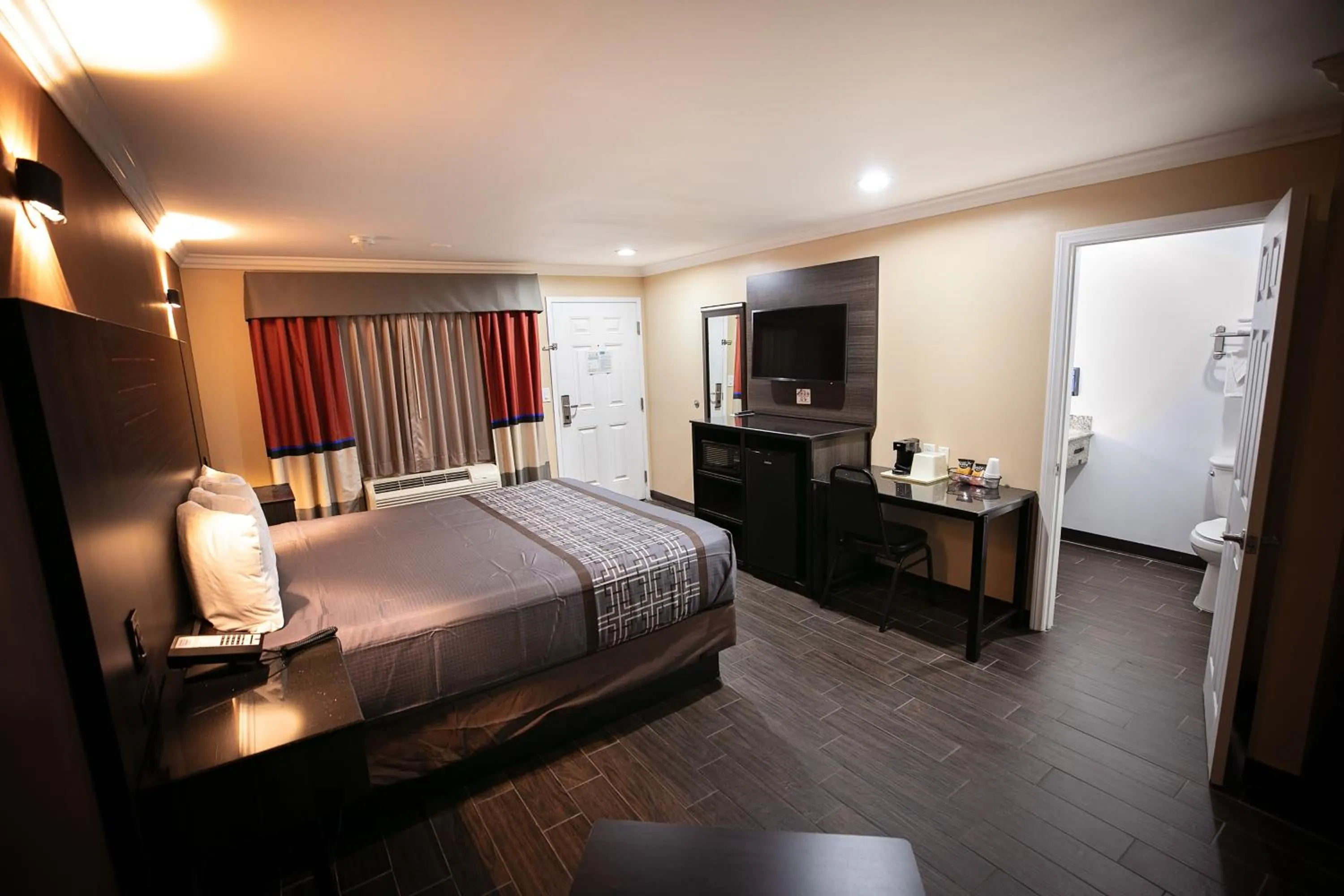 King Room - single occupancy - Smoking  in Rodeway Inn & Suites