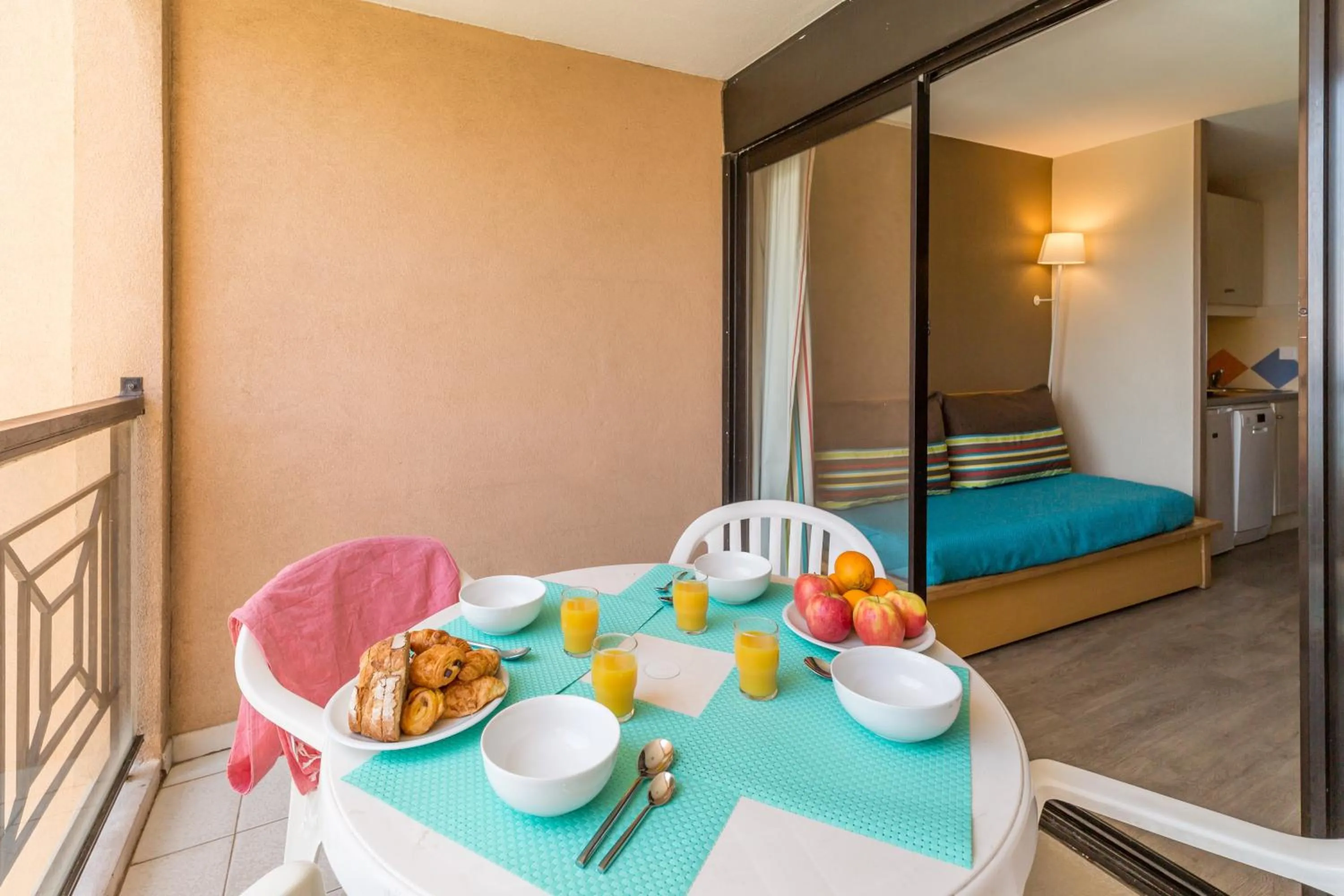 Studio with Sleeping Alcove and Terrace or Balcony (5 People) - Sea View in Résidence Pierre & Vacances Cannes Verrerie