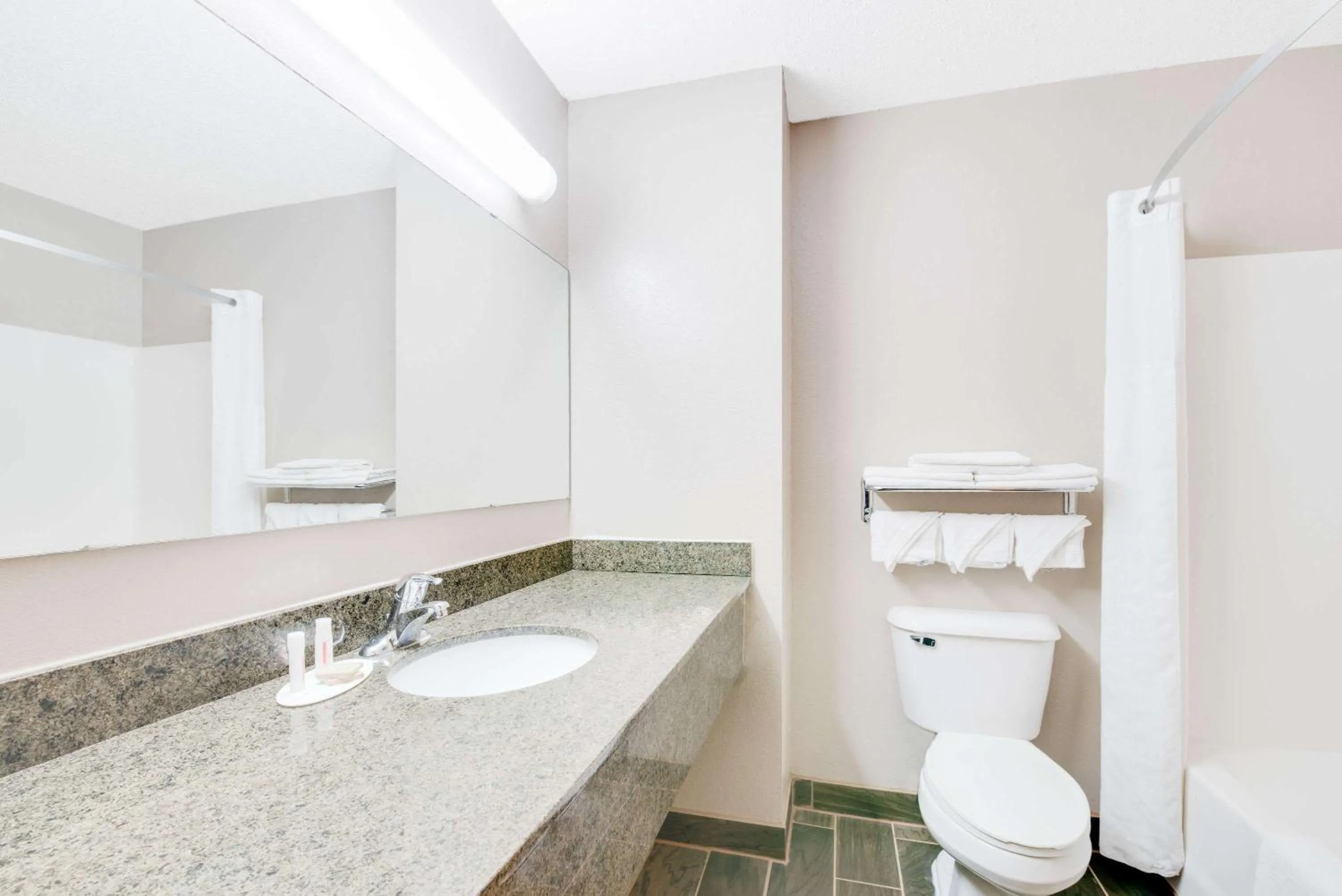 Deluxe King Room - Non-Smoking in Super 8 by Wyndham Sisseton