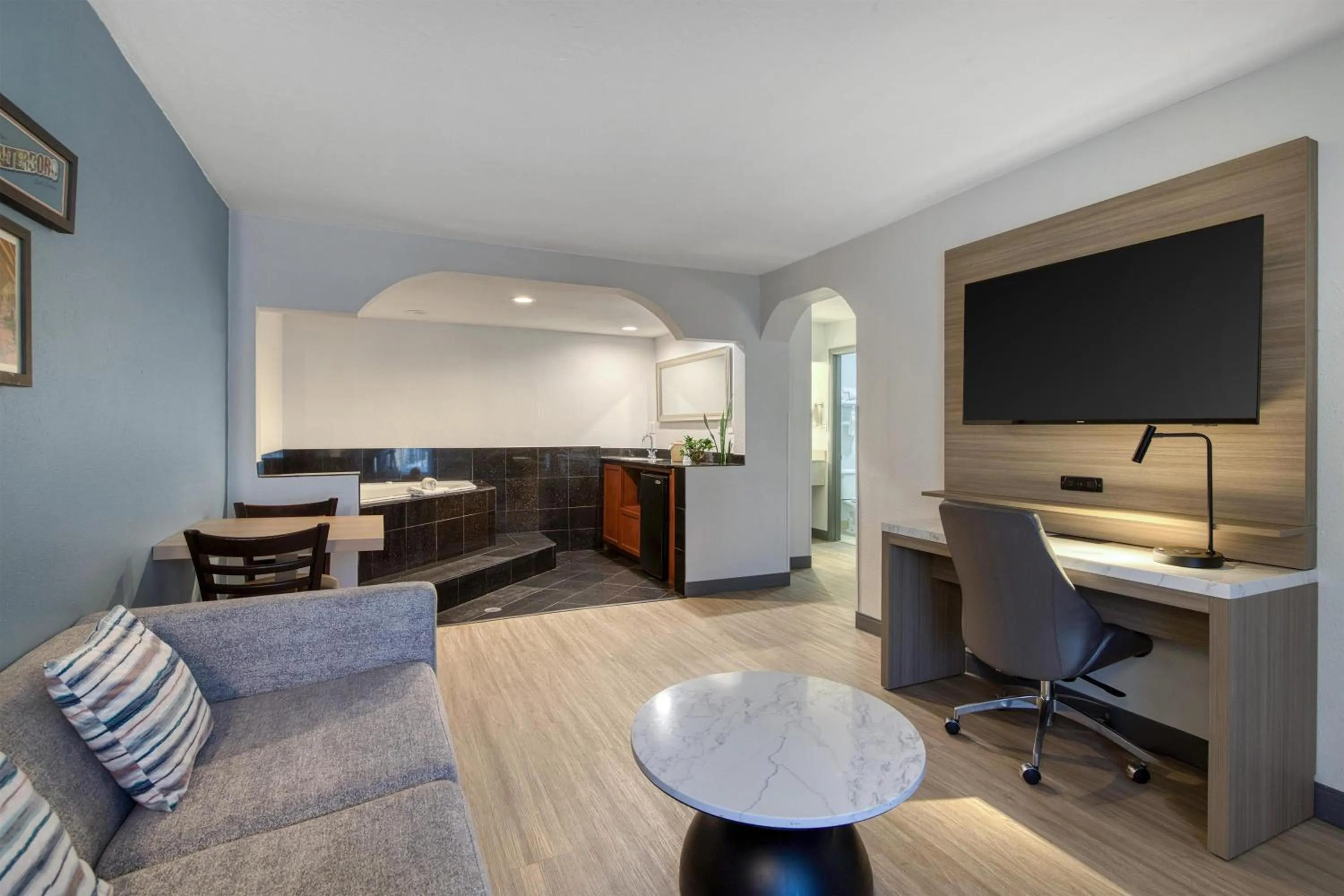 King Suite with Sofa Bed in Best Western Of Walterboro