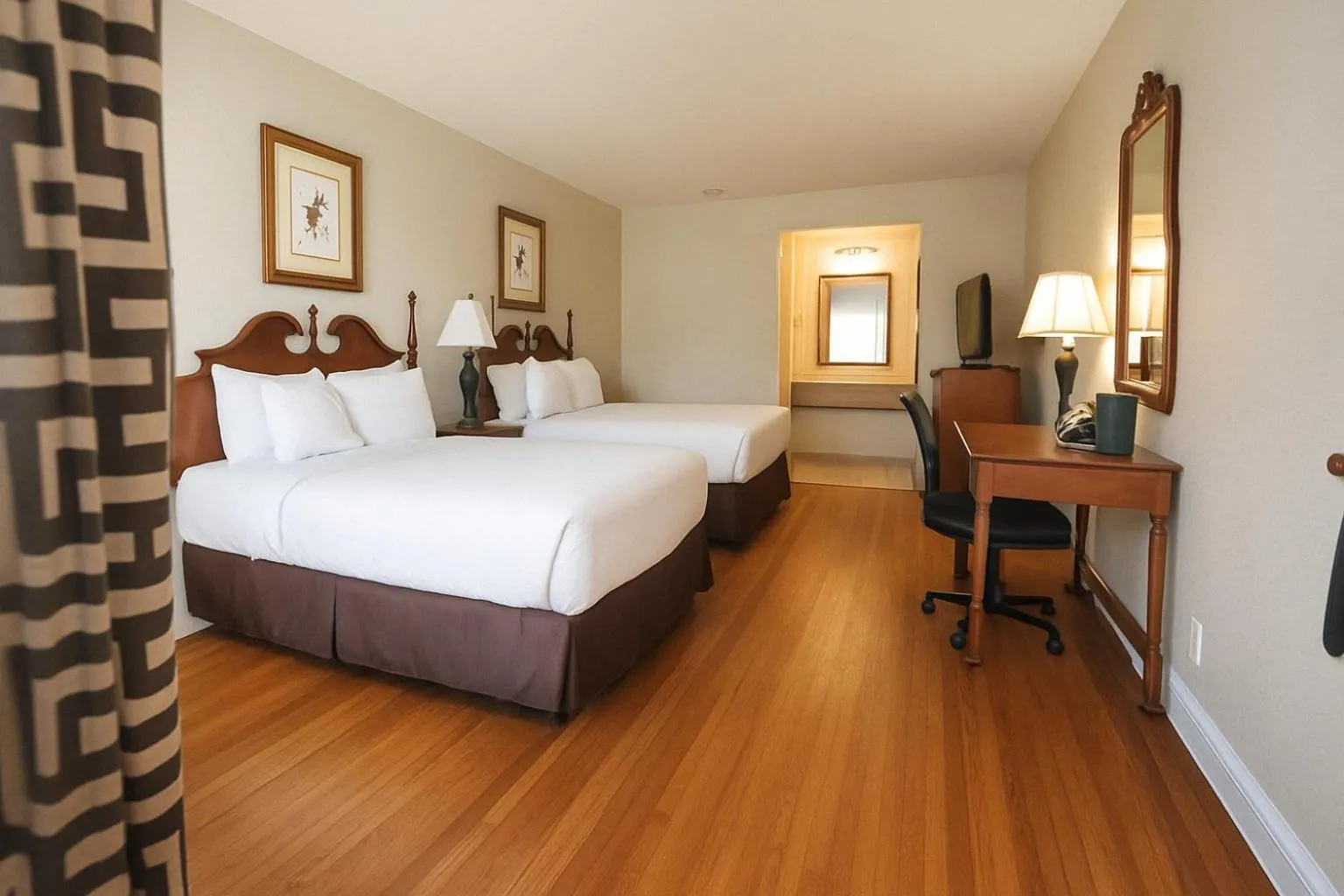 Queen Room with Two Queen Beds in Merry Acres Inn