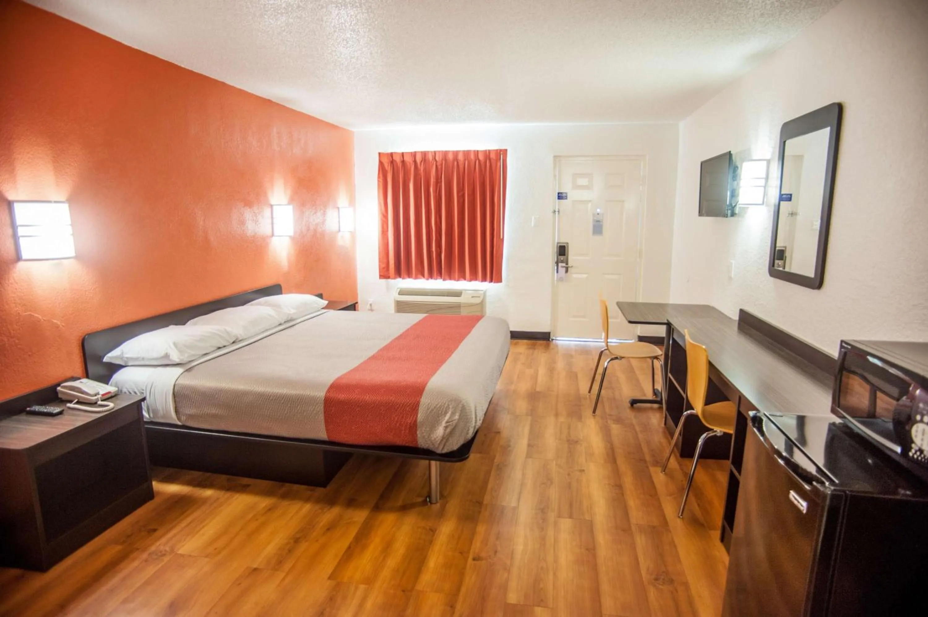 King Room with Roll-in Shower - Disability Access - Non-Smoking in Motel 6-Corsicana, TX