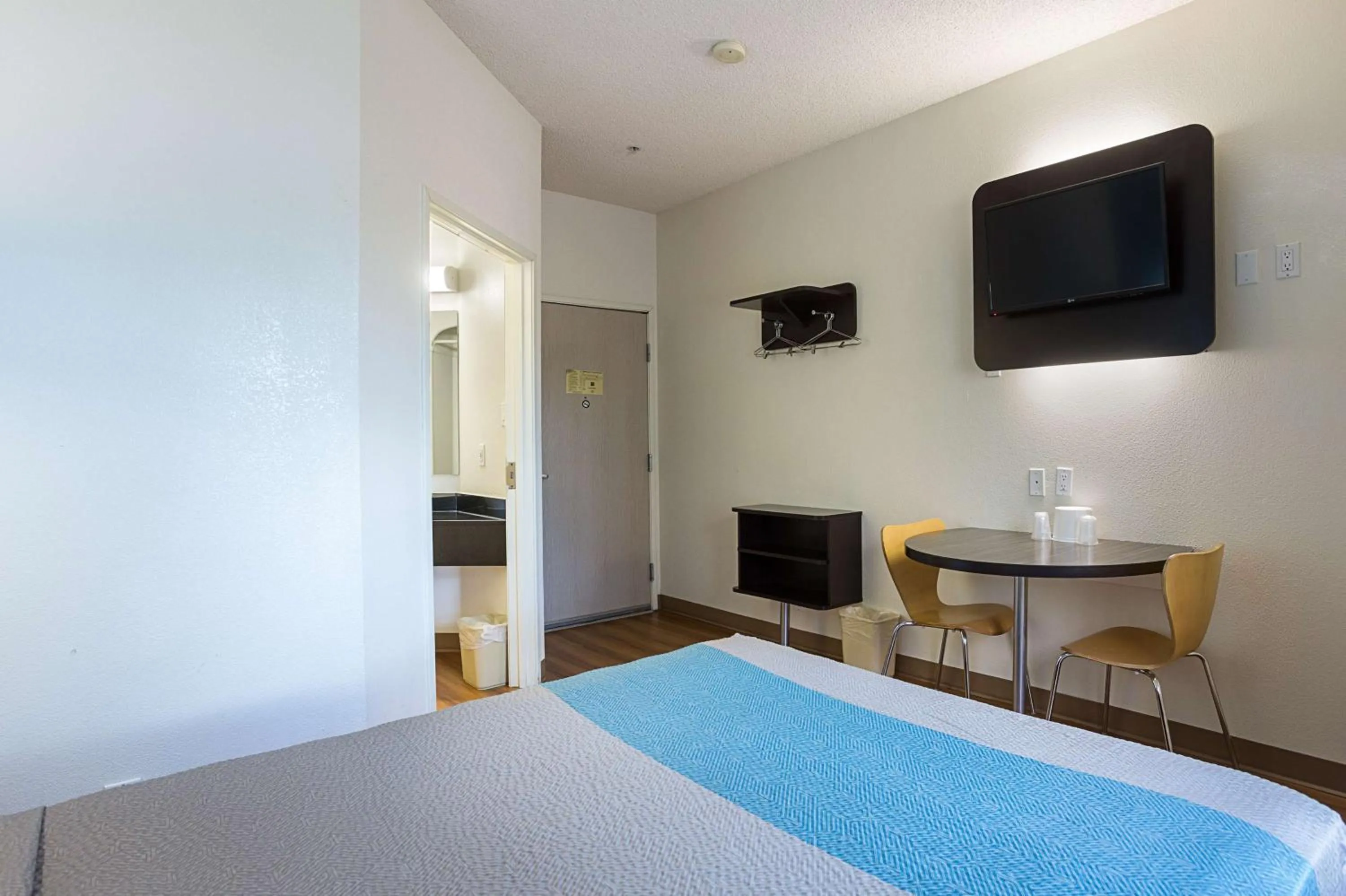 Queen Room - Disability Access - Non-Smoking in Motel 6-Page, AZ