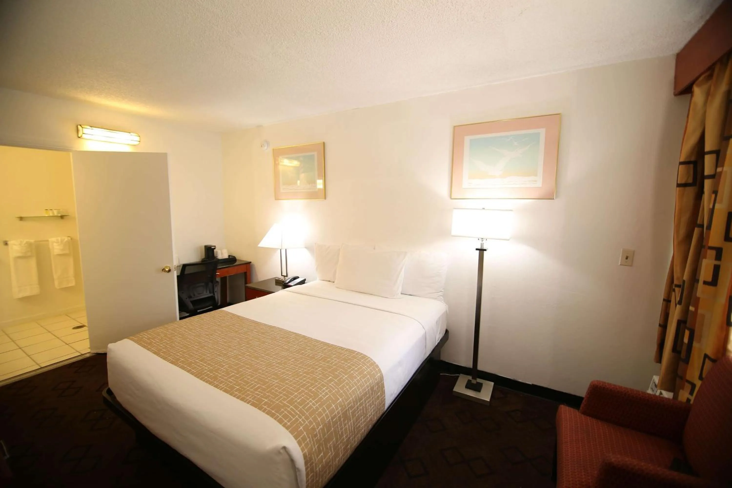 Queen Room with Roll-In Shower - Mobility Accessible/Non-Smoking in Travelodge by Wyndham Burbank-Glendale