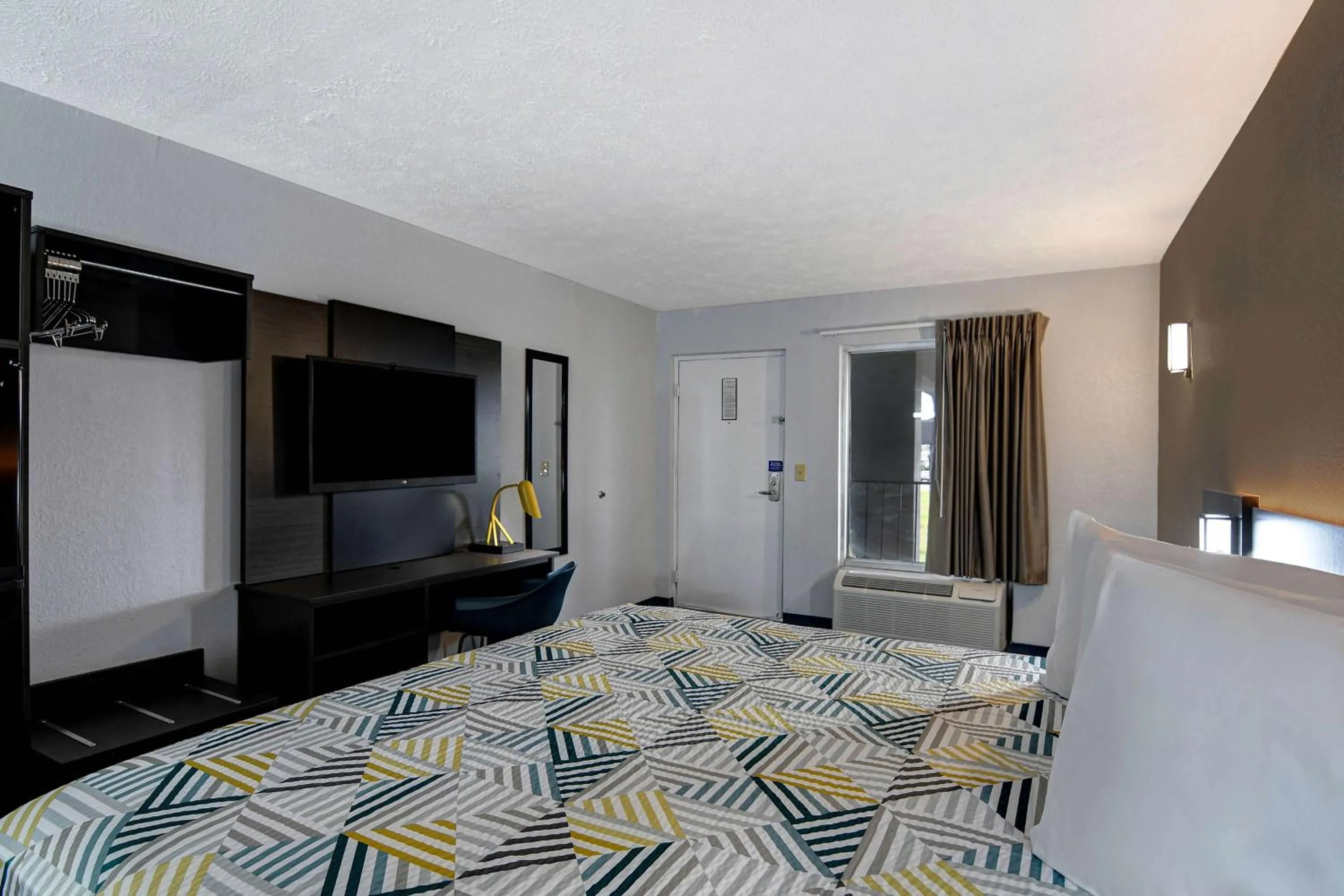 King Room - Non-Smoking in Studio 6 Meridian, MS Bonita Lakes