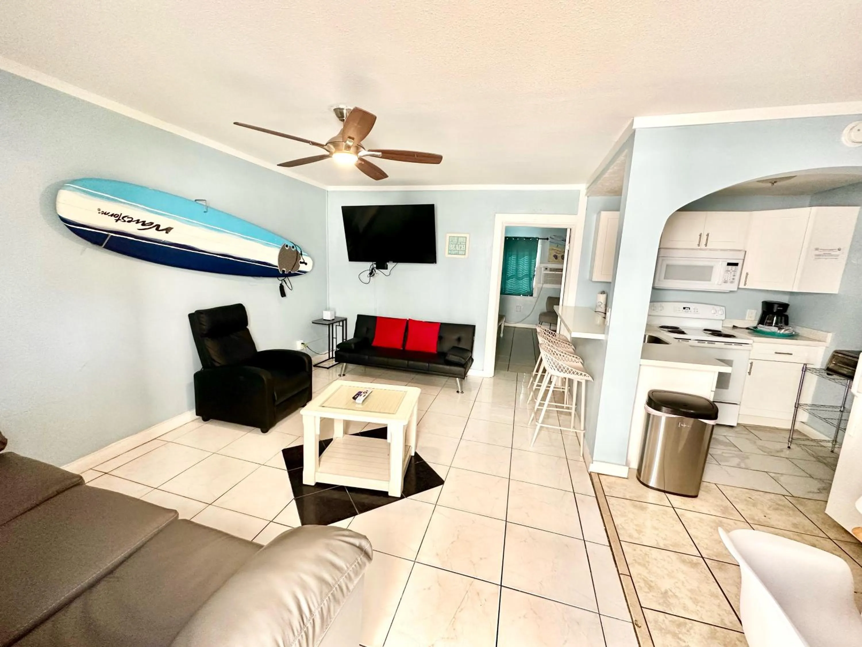 Deluxe King One-Bedroom Apartment in St Maurice Beach Inn