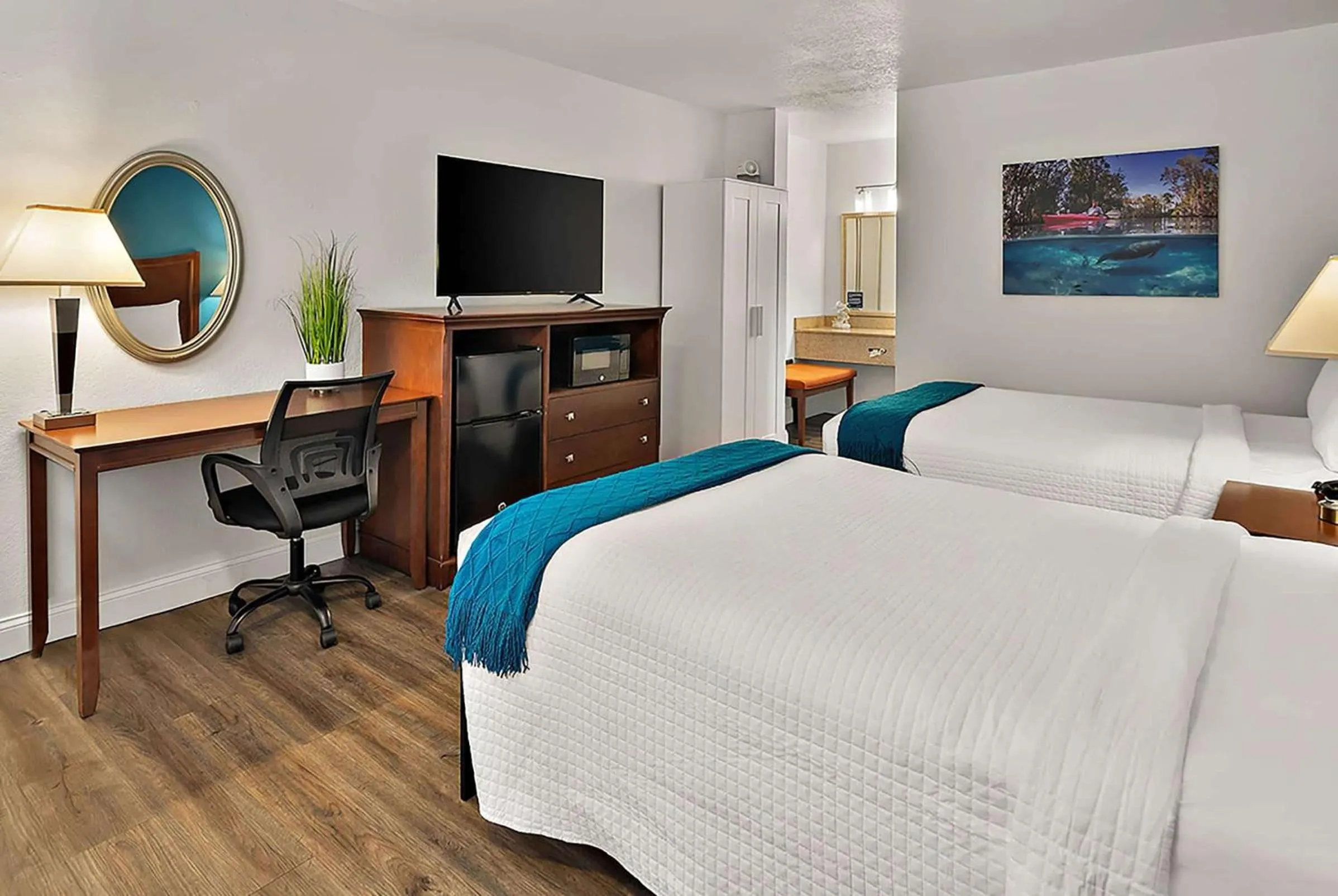 Deluxe Queen Room with Roll-In Shower - Mobility Accessible/Non-Smoking in PaddleTail Waterfront Lodge, Trademark Collection by Wyndham