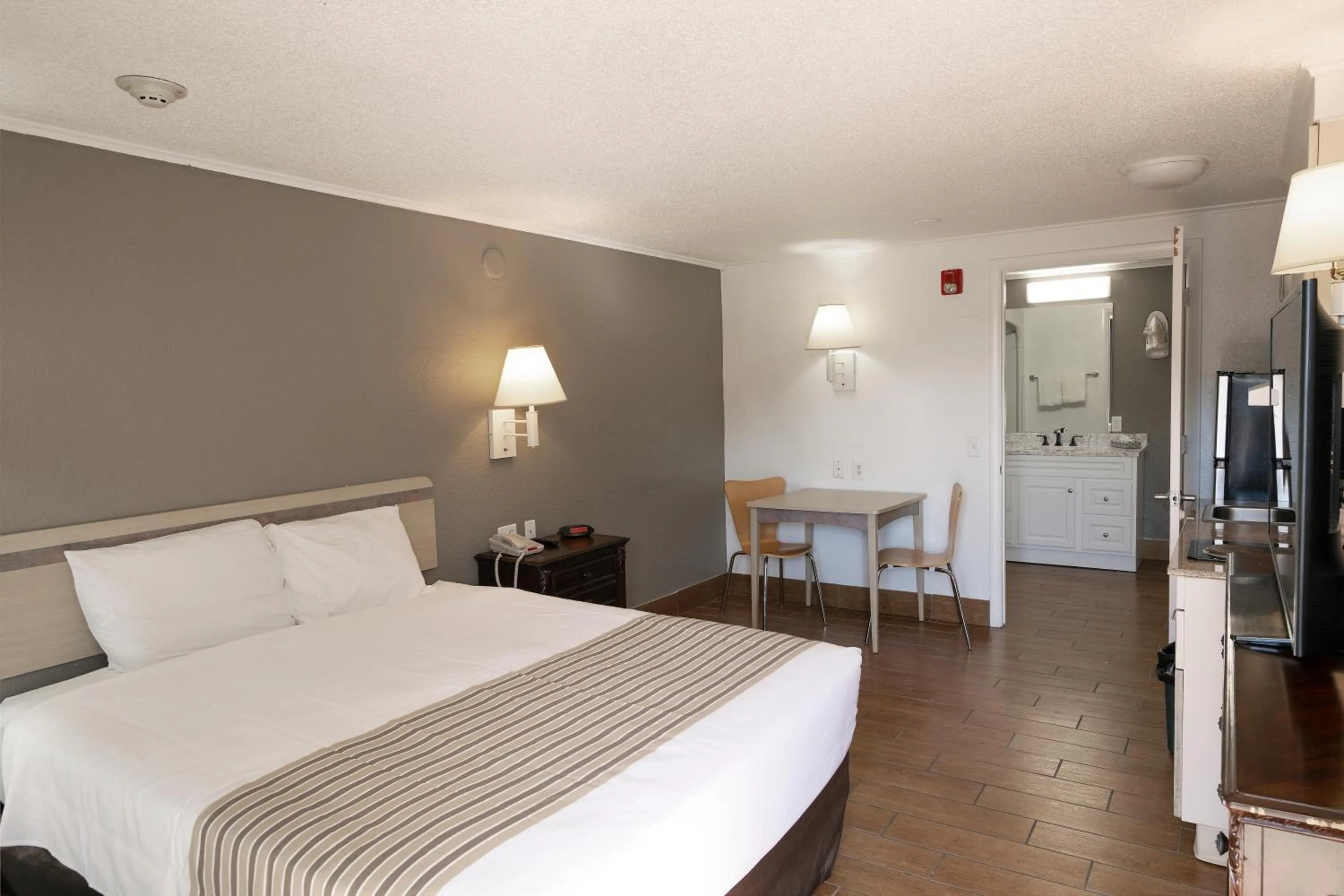 Queen Room - Smoking in Suburban Studios Mentor - Cleveland Northeast