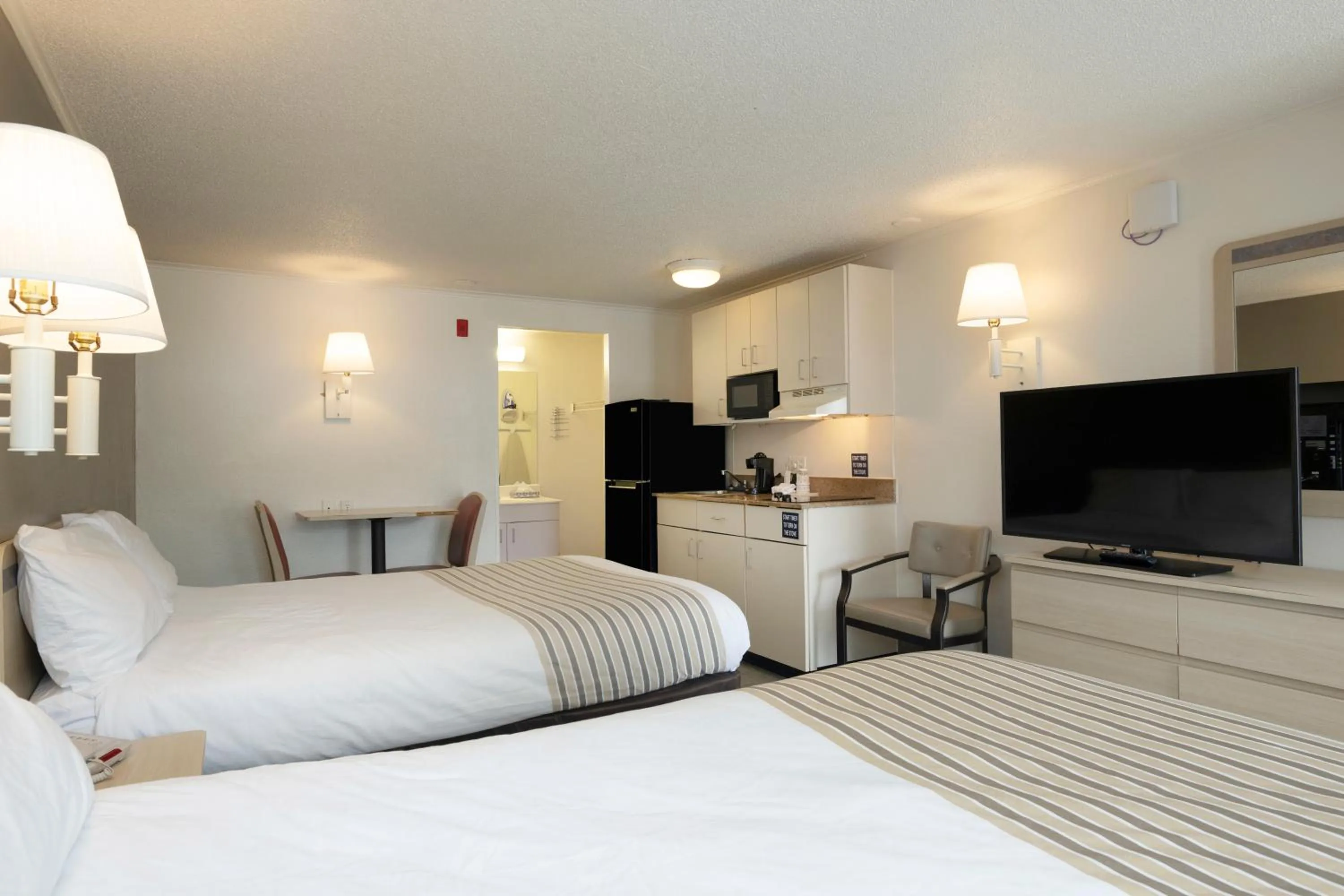 Double Room with Two Double Beds - Smoking in Suburban Studios Mentor - Cleveland Northeast